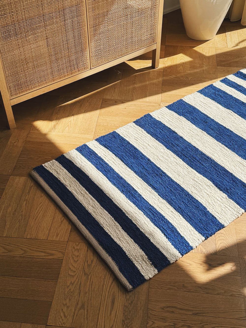 Gulvtæppe i Bomuld fra Casa Cubista – Marineblå & Naturstribet | 70 x 140 cm Casa Cubista