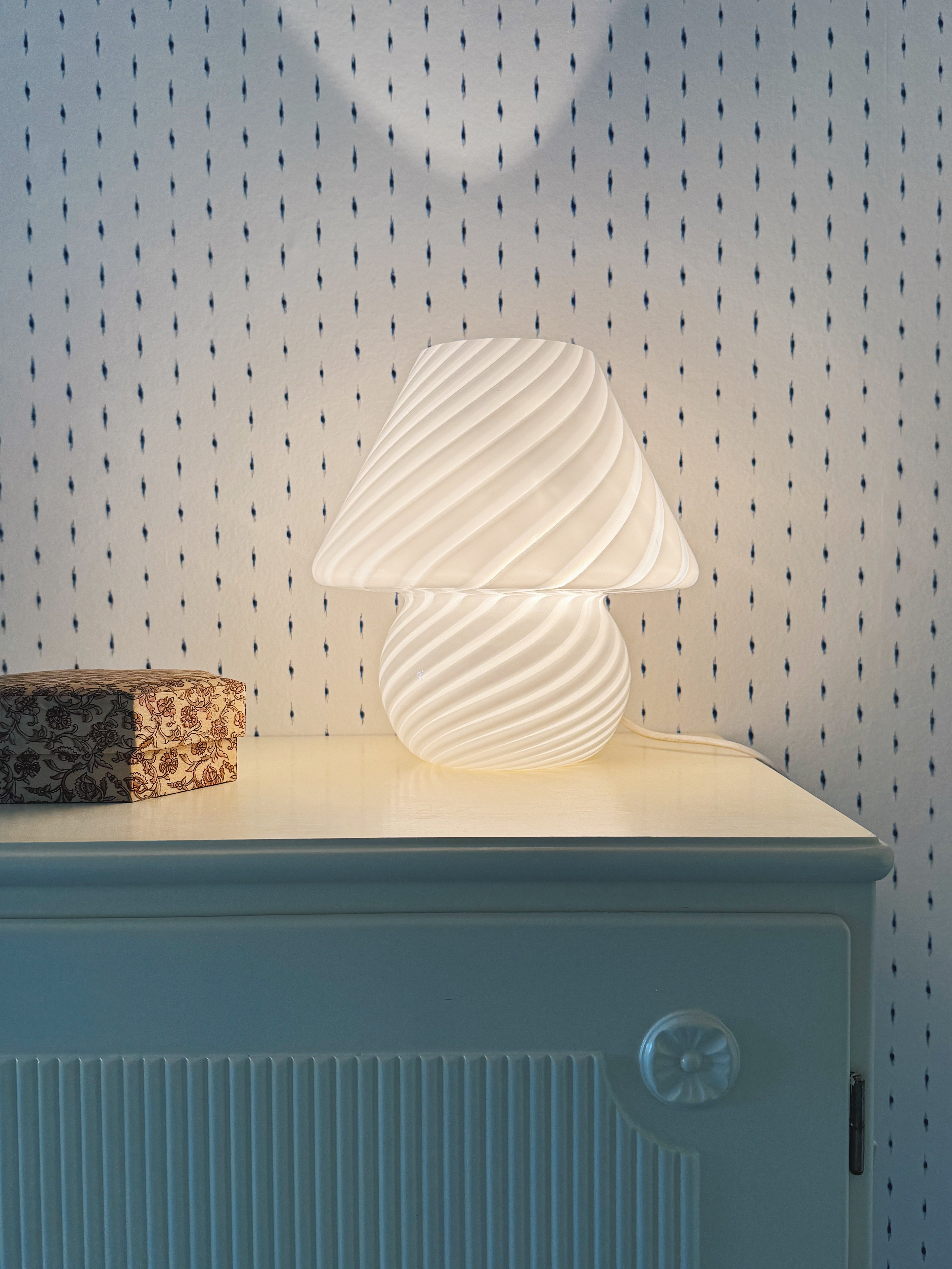 Vintage Murano mushroom bordlampe i hvidt swirl-glas | H25 cm Murano