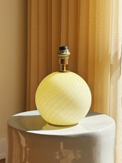 Vintage Murano lampefod | Gul swirl-glas & messing, H18 cm Murano