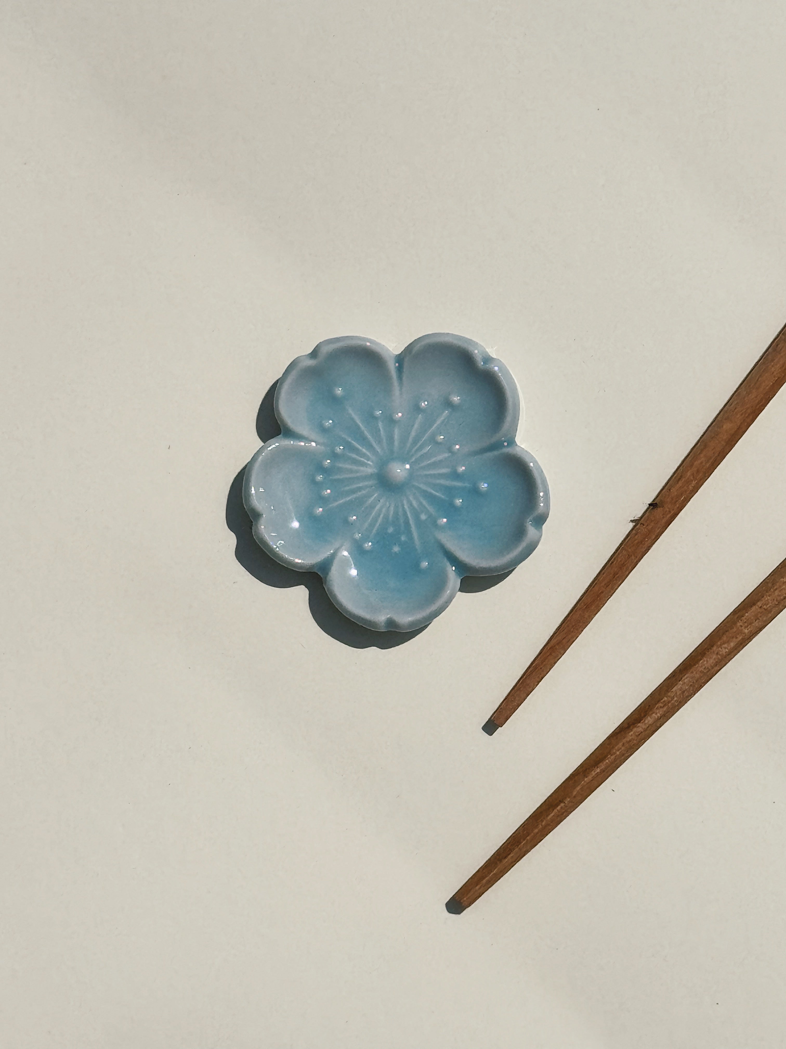 Spisepindholder i keramik | Lyseblå blomsterform | Japan STUDIO HAFNIA