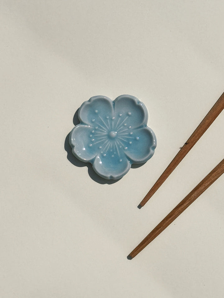 Spisepindholder i keramik | Lyseblå blomsterform | Japan STUDIO HAFNIA