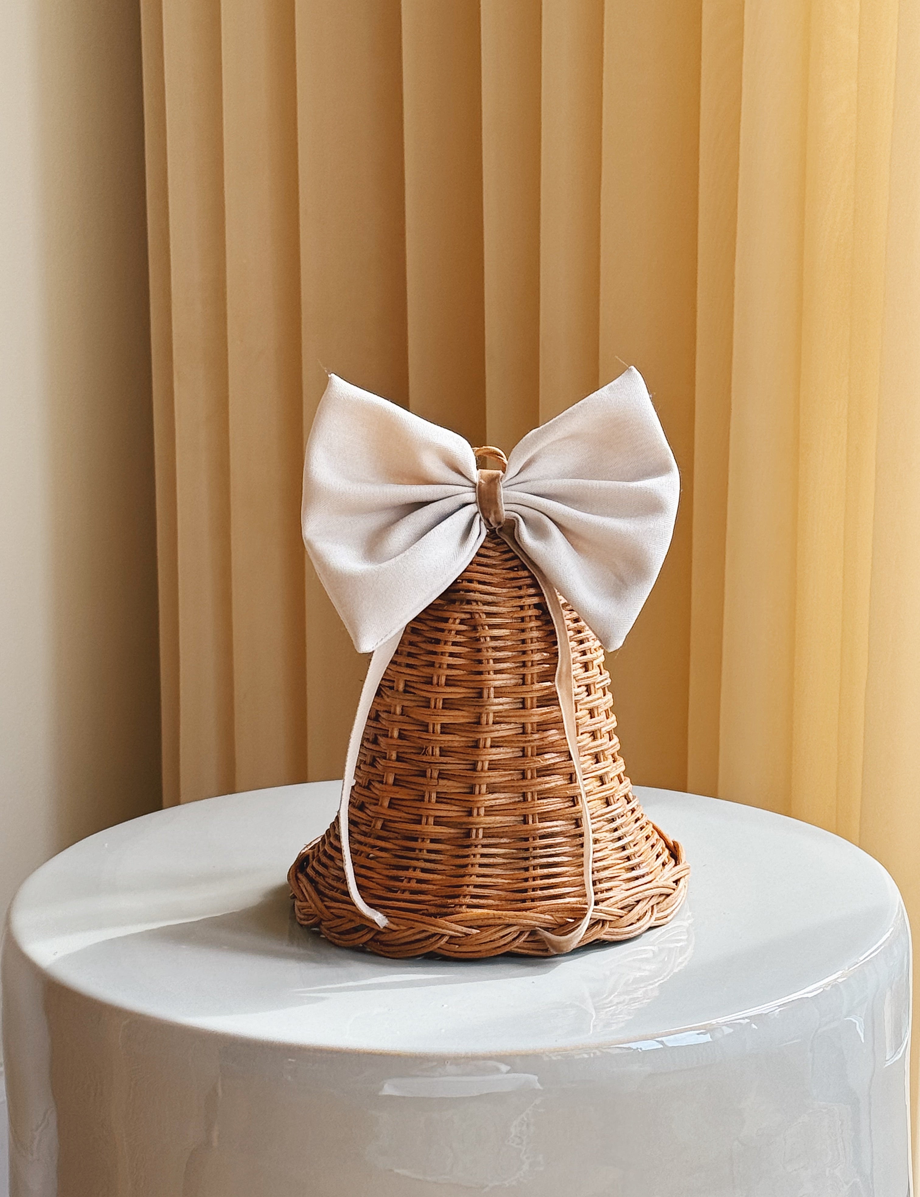 Stående Rattan Juleklokke med Lys Sløjfe | 15,5 x 15,5 cm Studio Hafnia