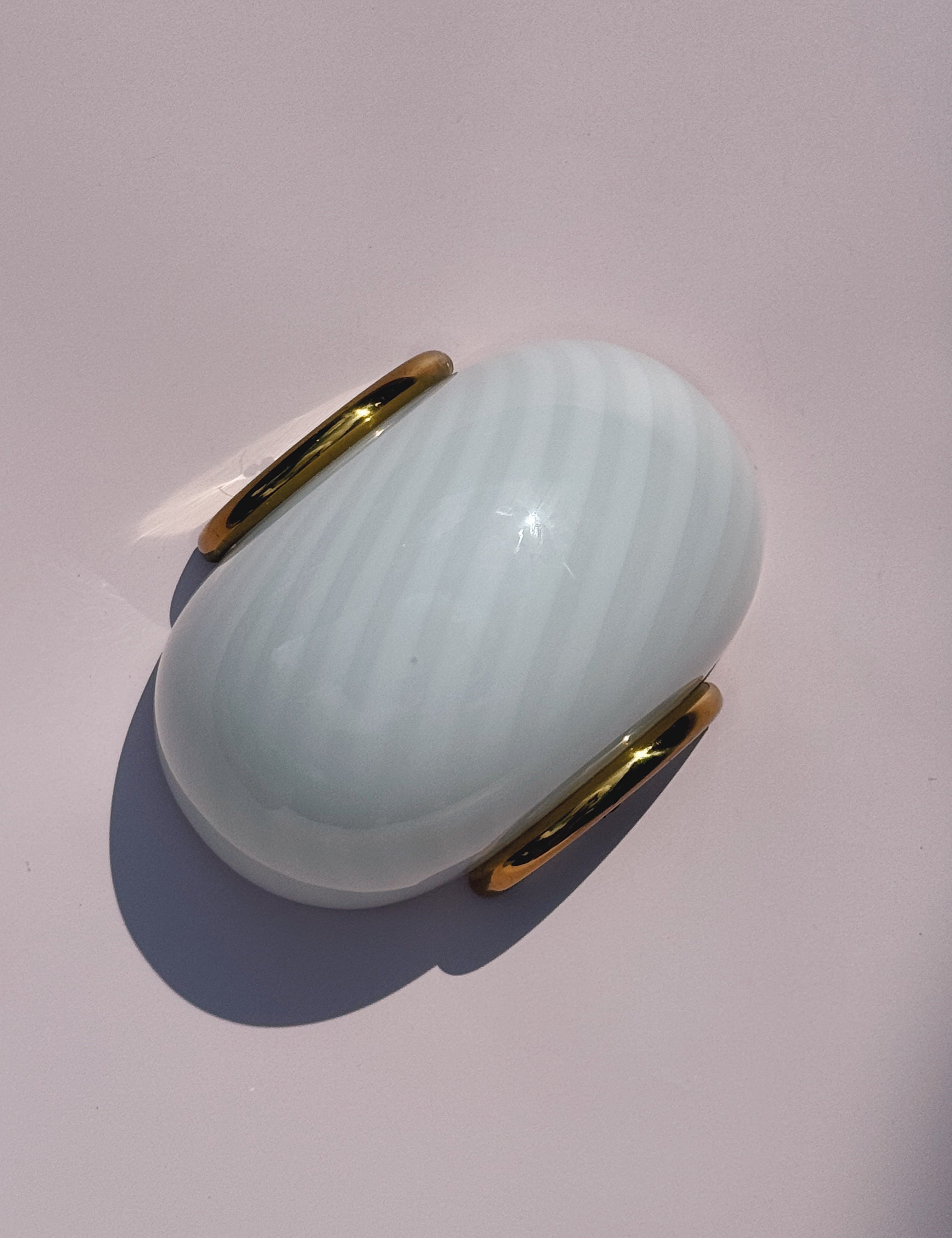 Vintage Murano væglampe | Hvid swirlglas & messingbeslag, L21 cm (kopi) Studio Hafnia