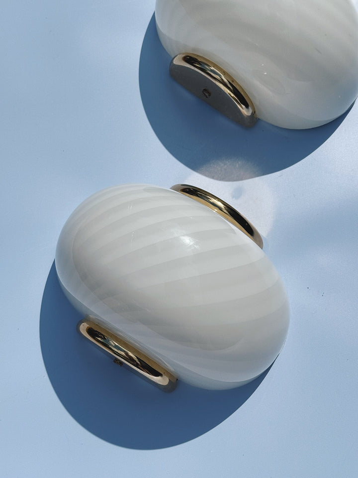 Vintage Murano væglampe | Hvid swirlglas & messing, L21 cm Studio Hafnia