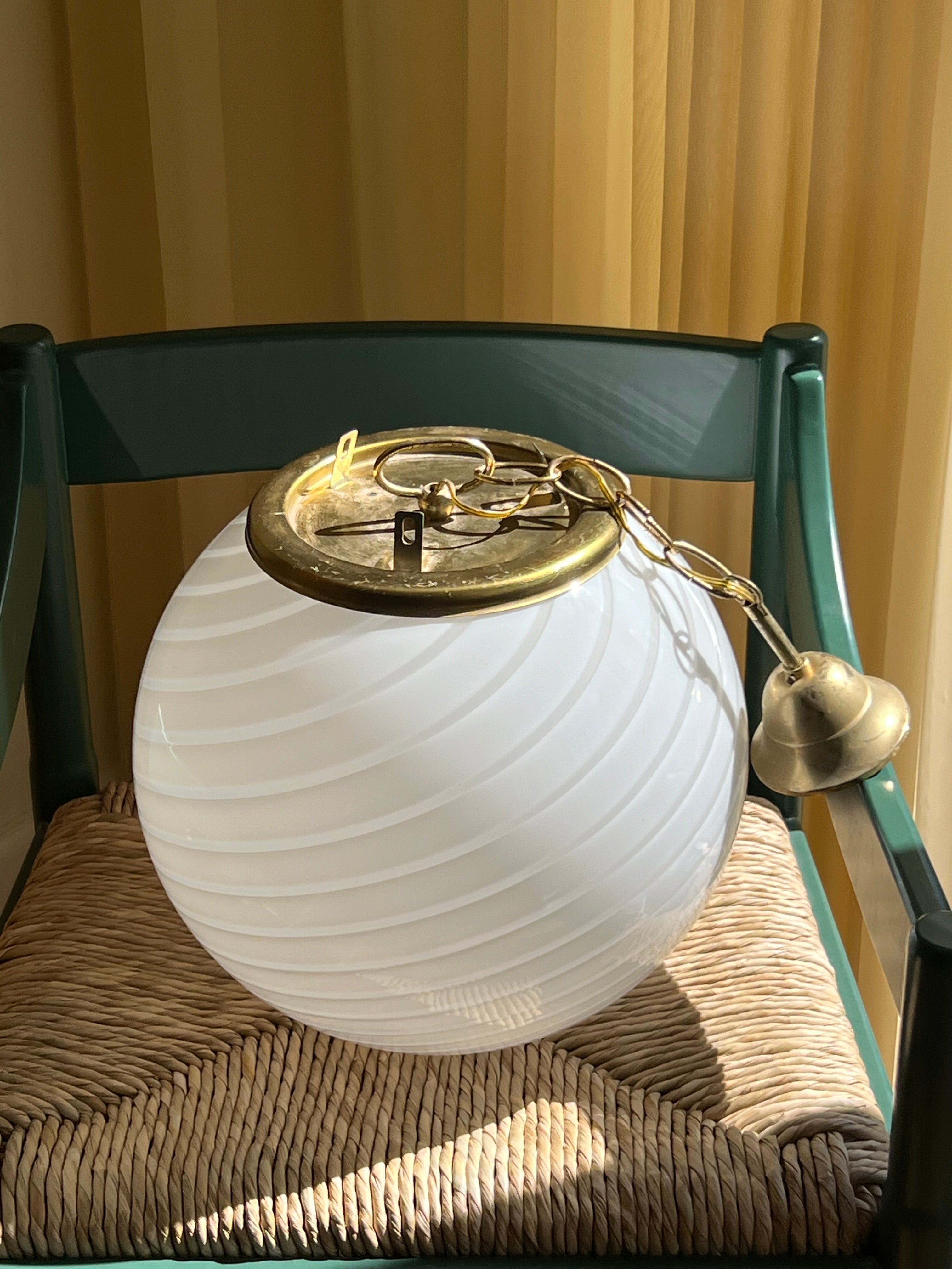 Vintage murano swirl pendel loftslampe | Hvid med messing, Ø34 cm Murano