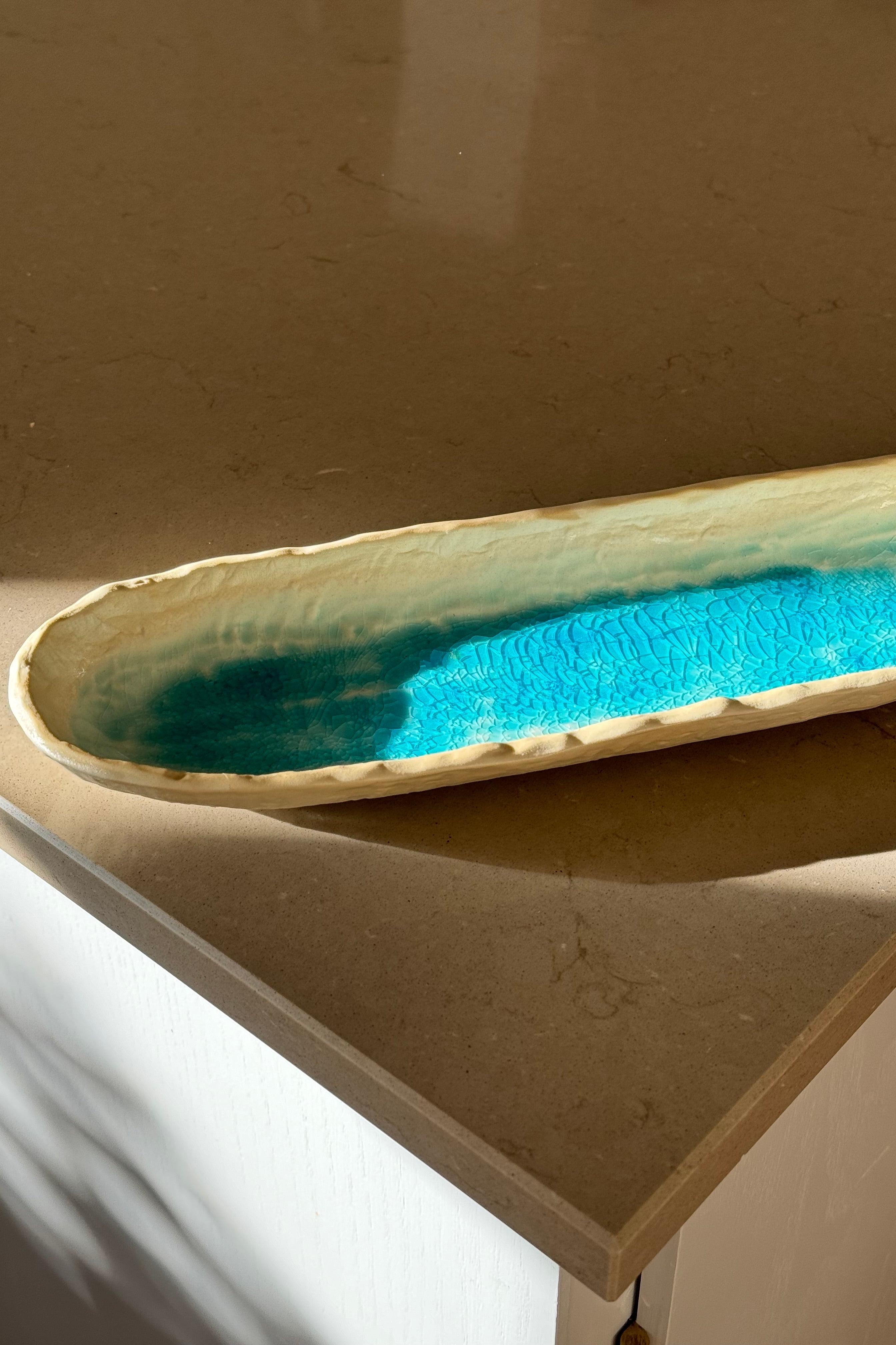 tallerken fra Japan i turkis og sand keramik Studio Hafnia