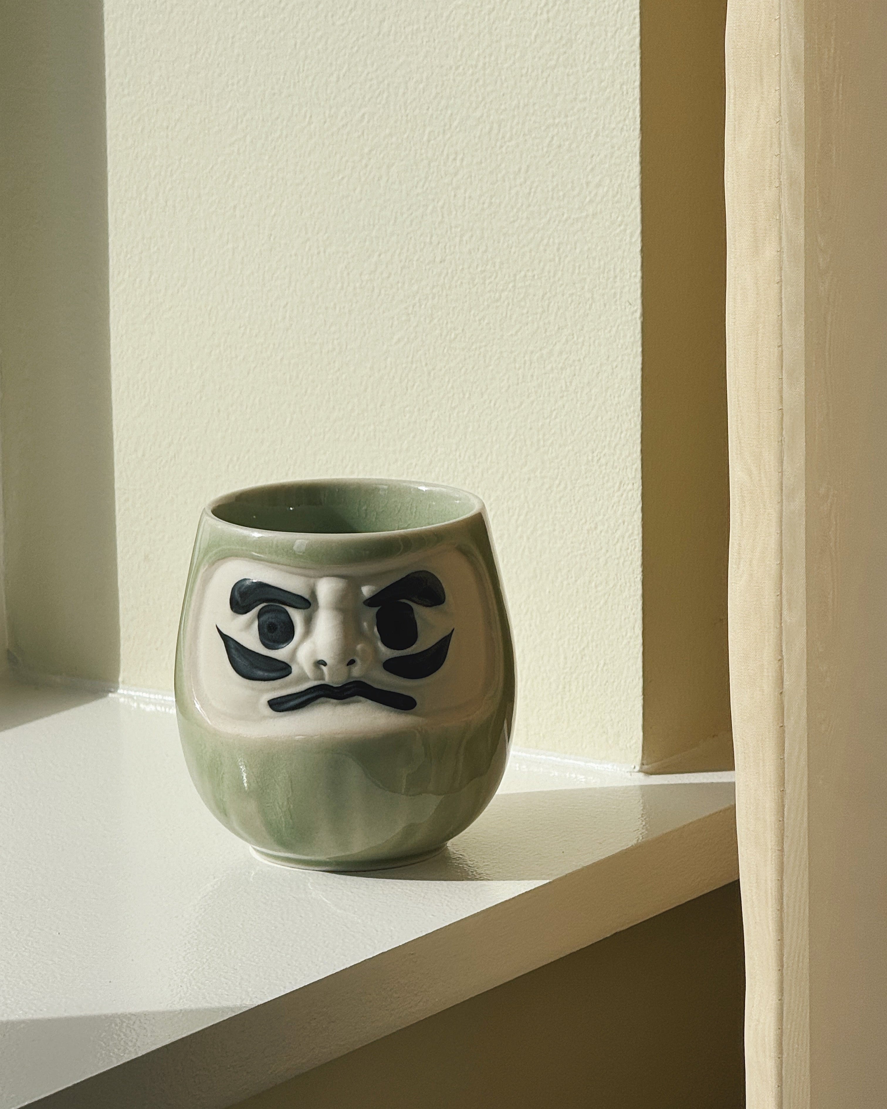 Japansk Daruma krus – lysegrøn porcelæn (350 ml) Studio Hafnia