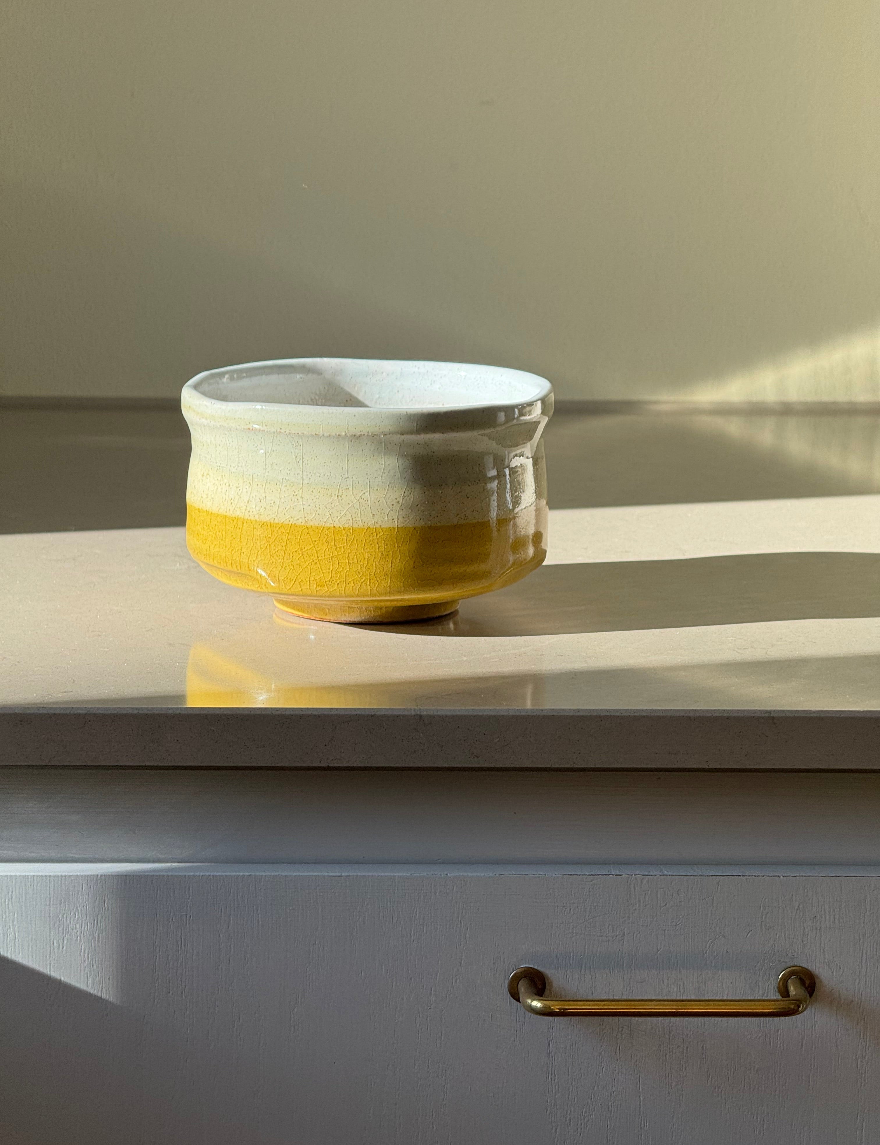 Matcha Skål i Gul og Hvid Keramik – Japansk Design Studio Hafnia