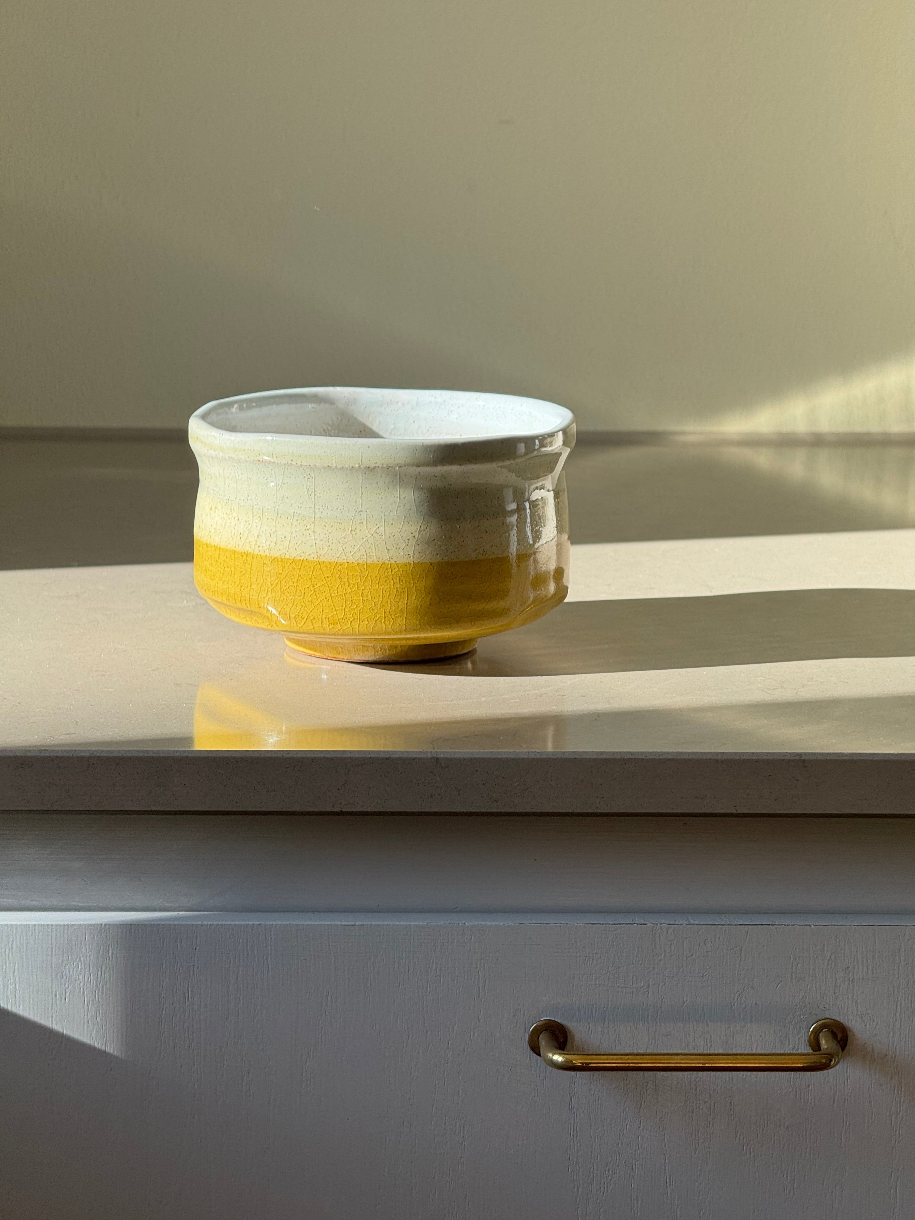 Matcha Skål i Gul og Hvid Keramik – Japansk Design Studio Hafnia