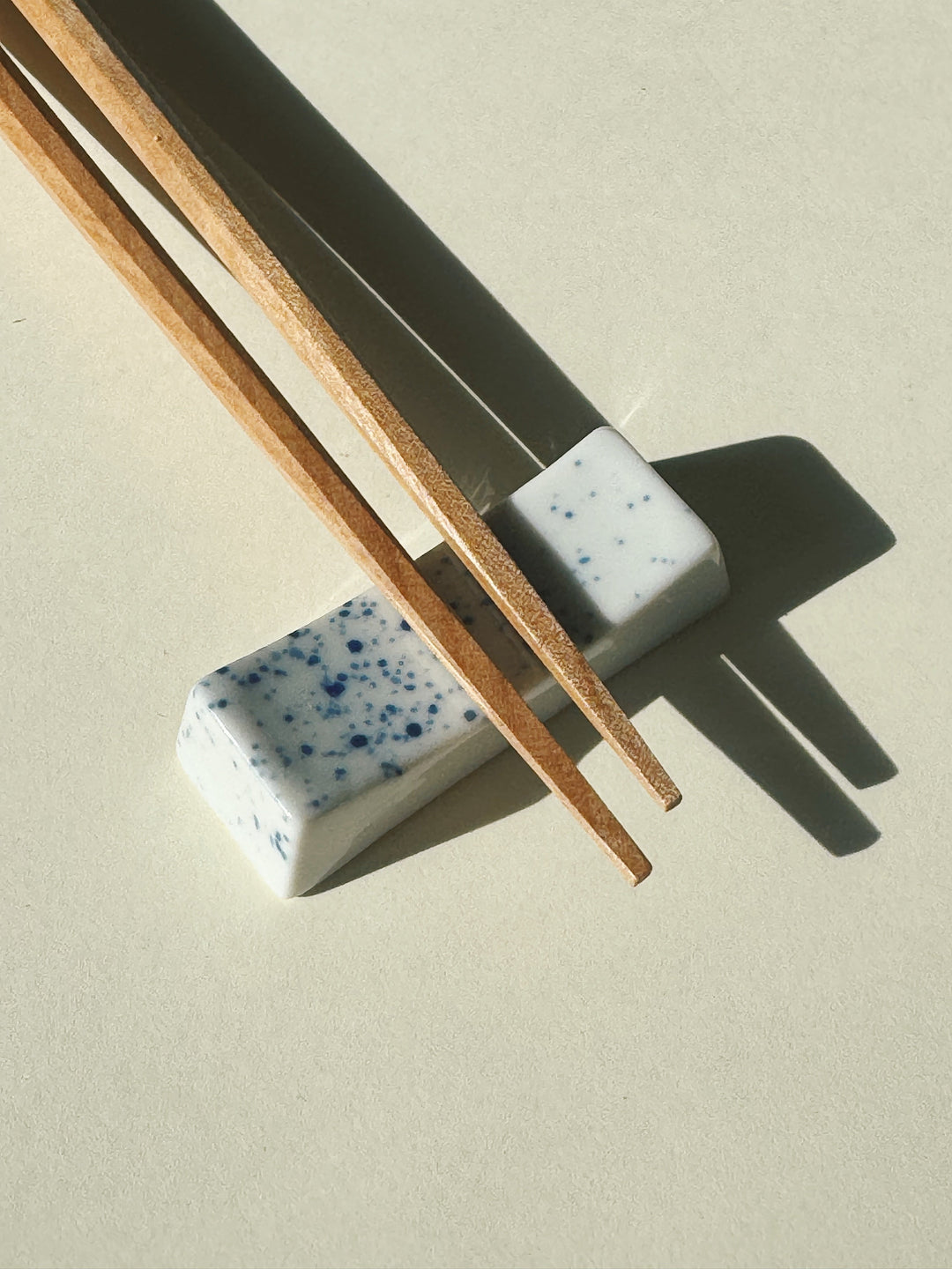 Spisepindholder i keramik | Hvid med blå stænk | Japan  STUDIO HAFNIA
