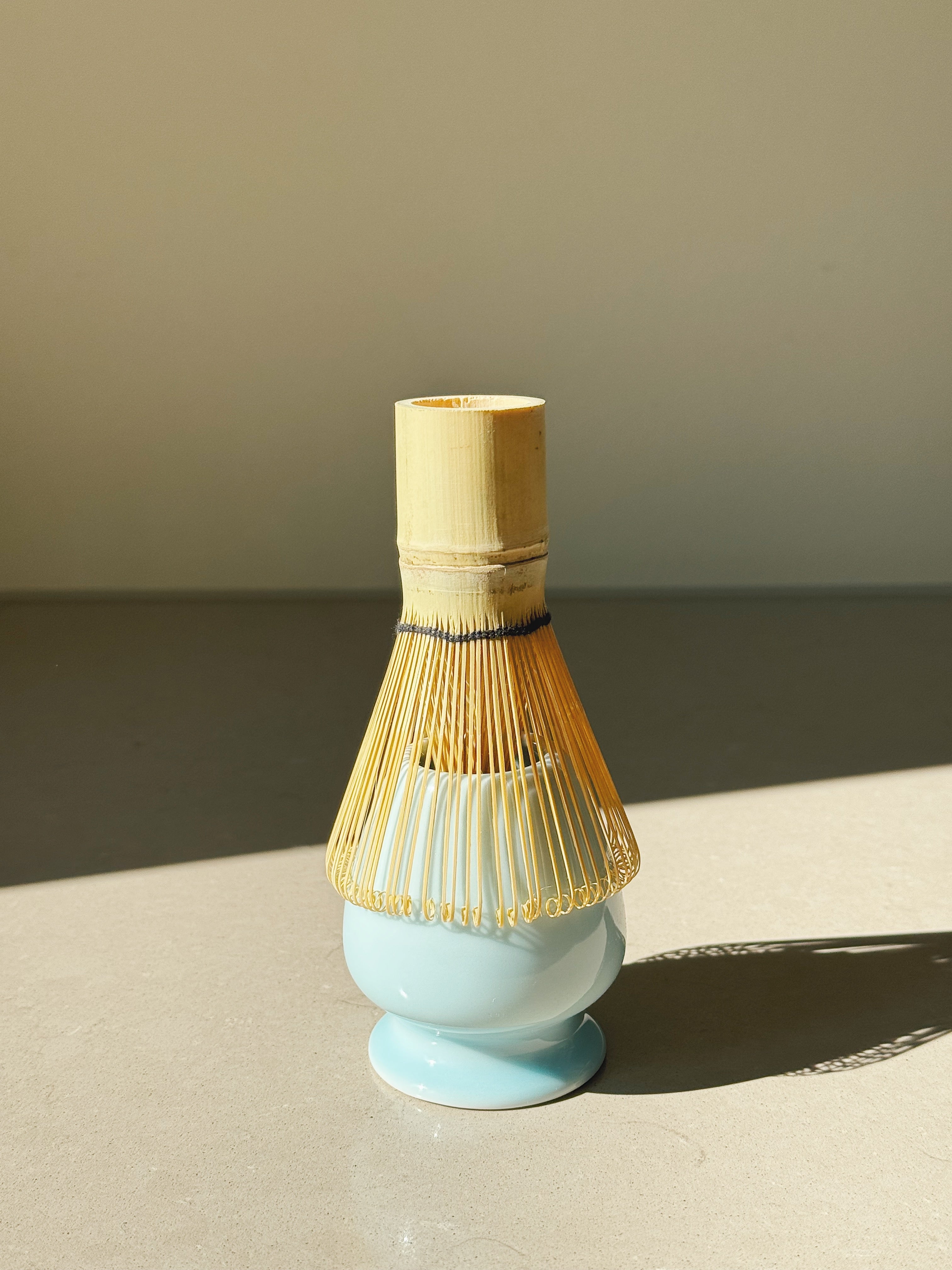 Matcha-sæt med skål, ske, piskeris og holder – lyseblå glaseret keramik Studio Hafnia