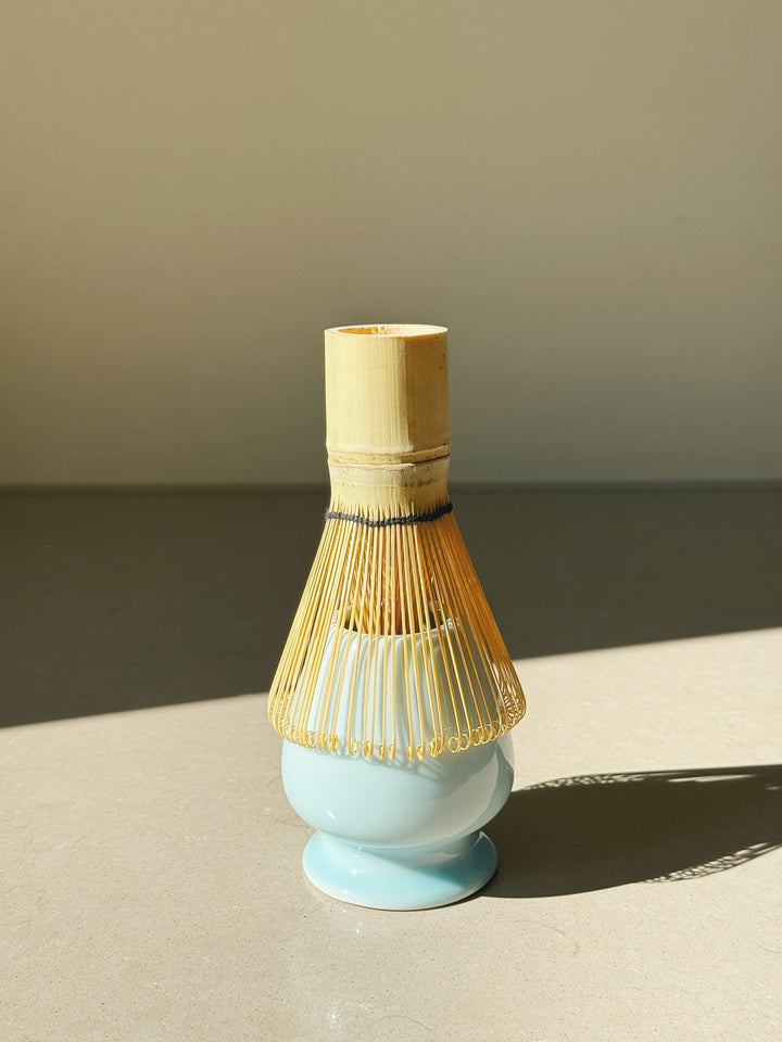 Matcha-sæt med skål, ske, piskeris og holder – lyseblå glaseret keramik Studio Hafnia