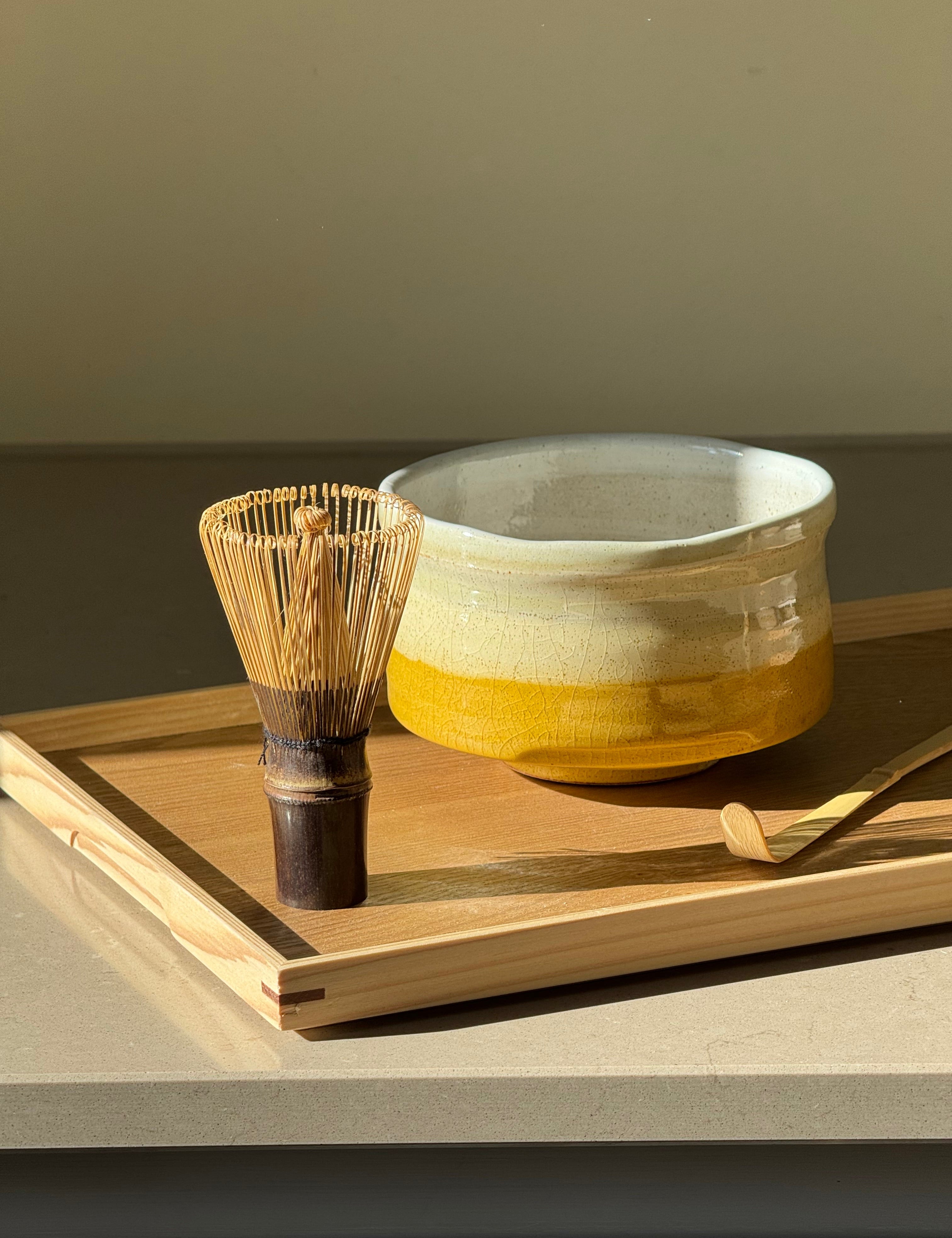 Matcha Skål i Gul og Hvid Keramik – Japansk Design Studio Hafnia