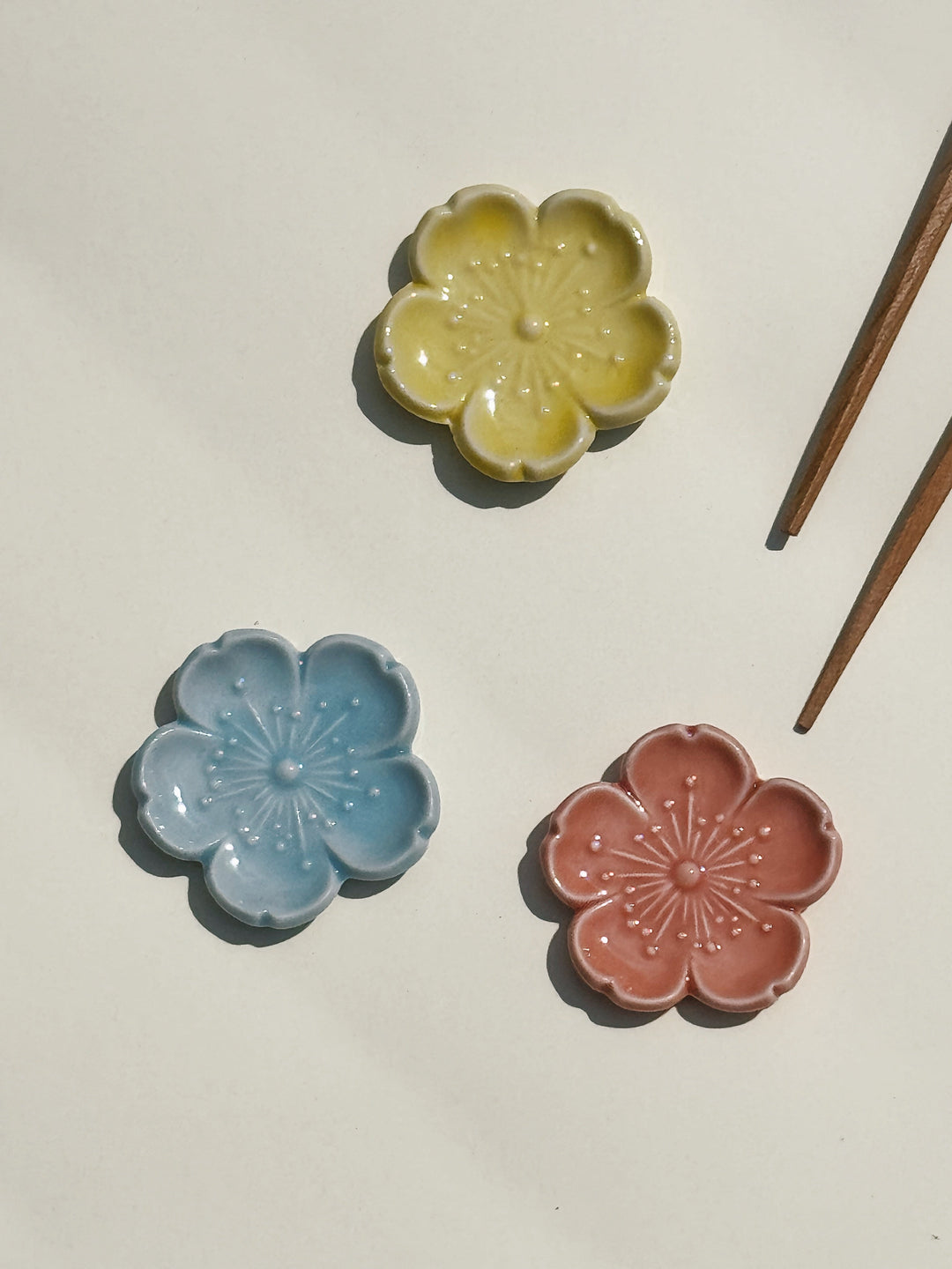 Spisepindholder i keramik | Gul blomsterform | Japan STUDIO HAFNIA