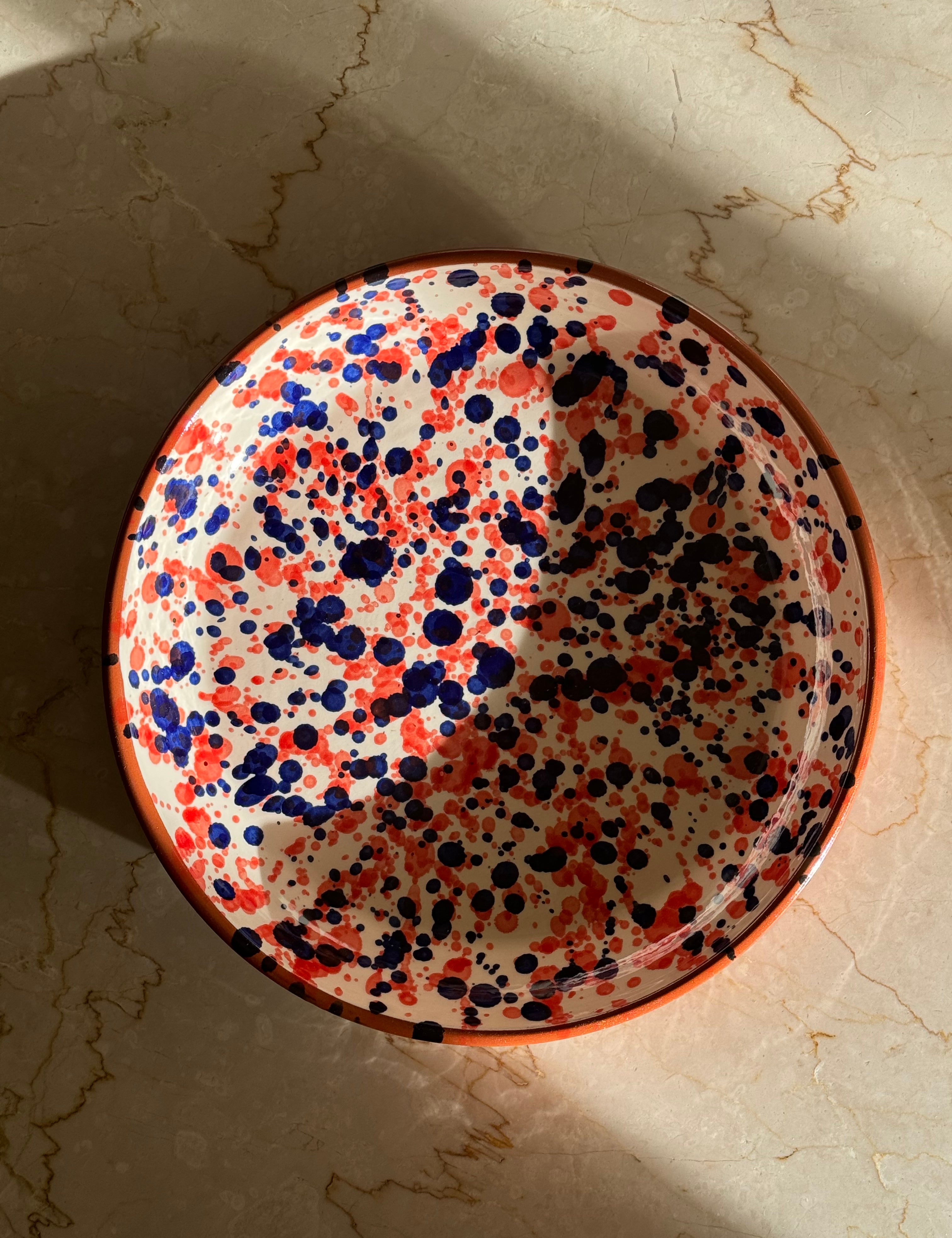 Håndlavet terracotta fad med medium blå og rød splash | Stor Casa Cubista