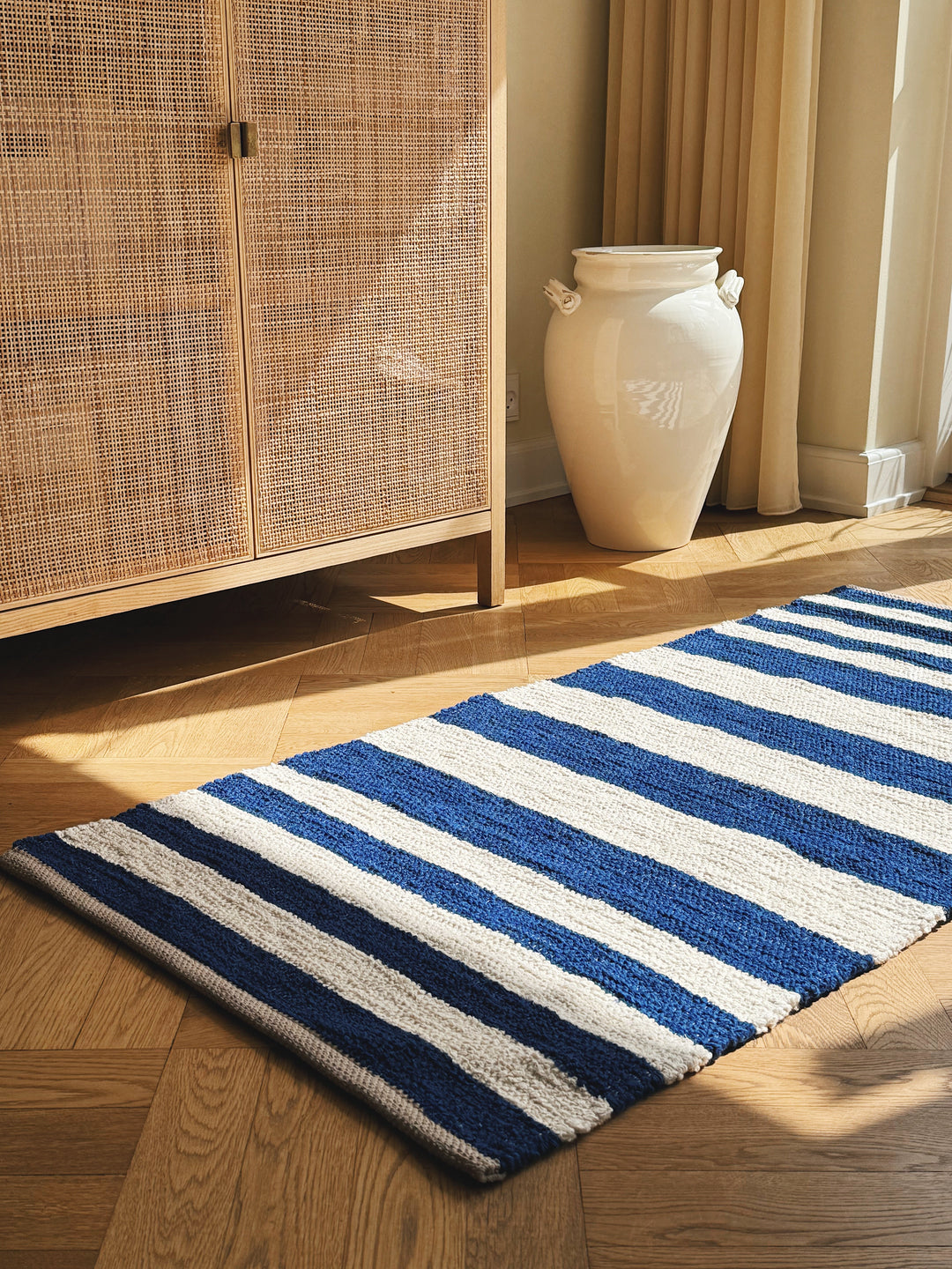 Gulvtæppe i Bomuld fra Casa Cubista – Marineblå & Naturstribet | 70 x 140 cm Casa Cubista