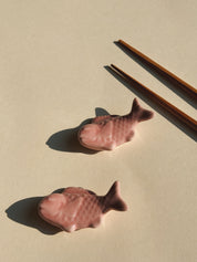 Spisepindholder i keramik | Lyserød fisk | Japan Studio Hafnia