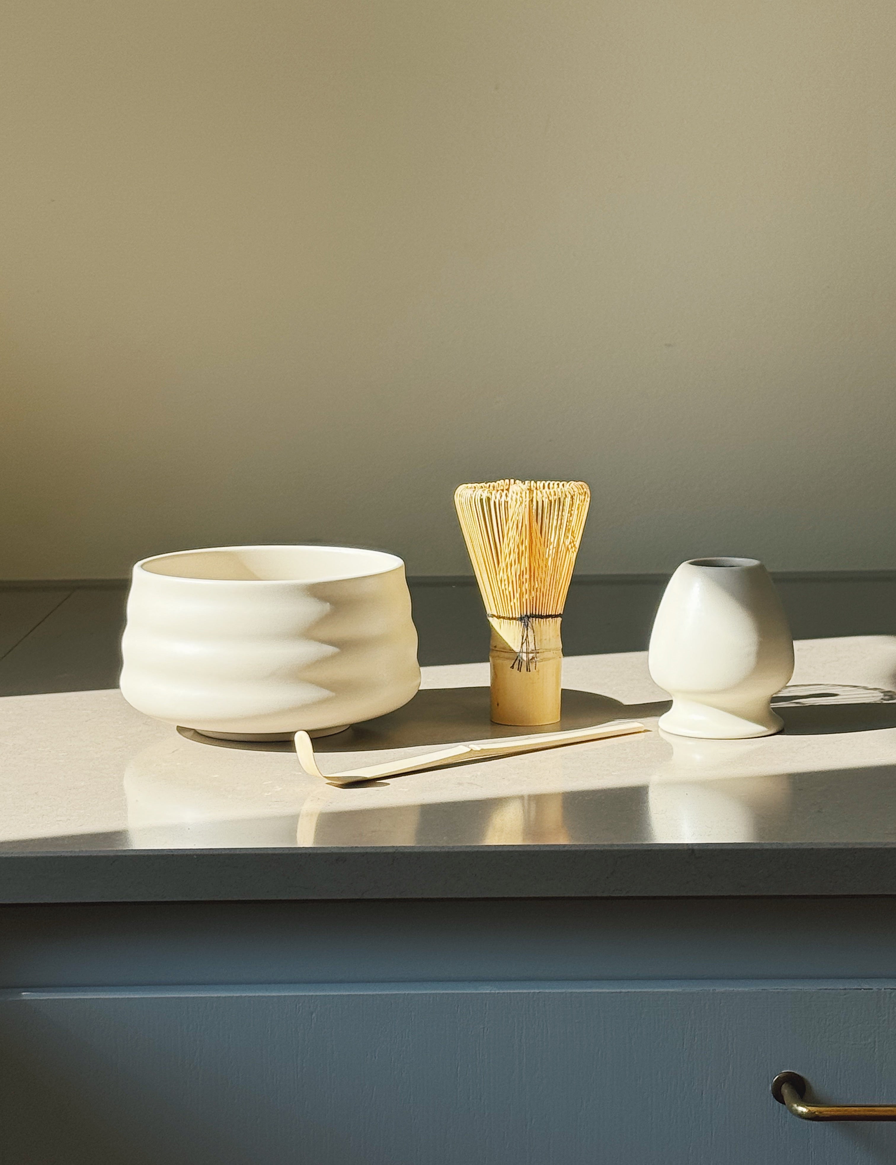 Matcha-sæt med skål, ske, piskeris og holder – mat hvid keramik Studio Hafnia