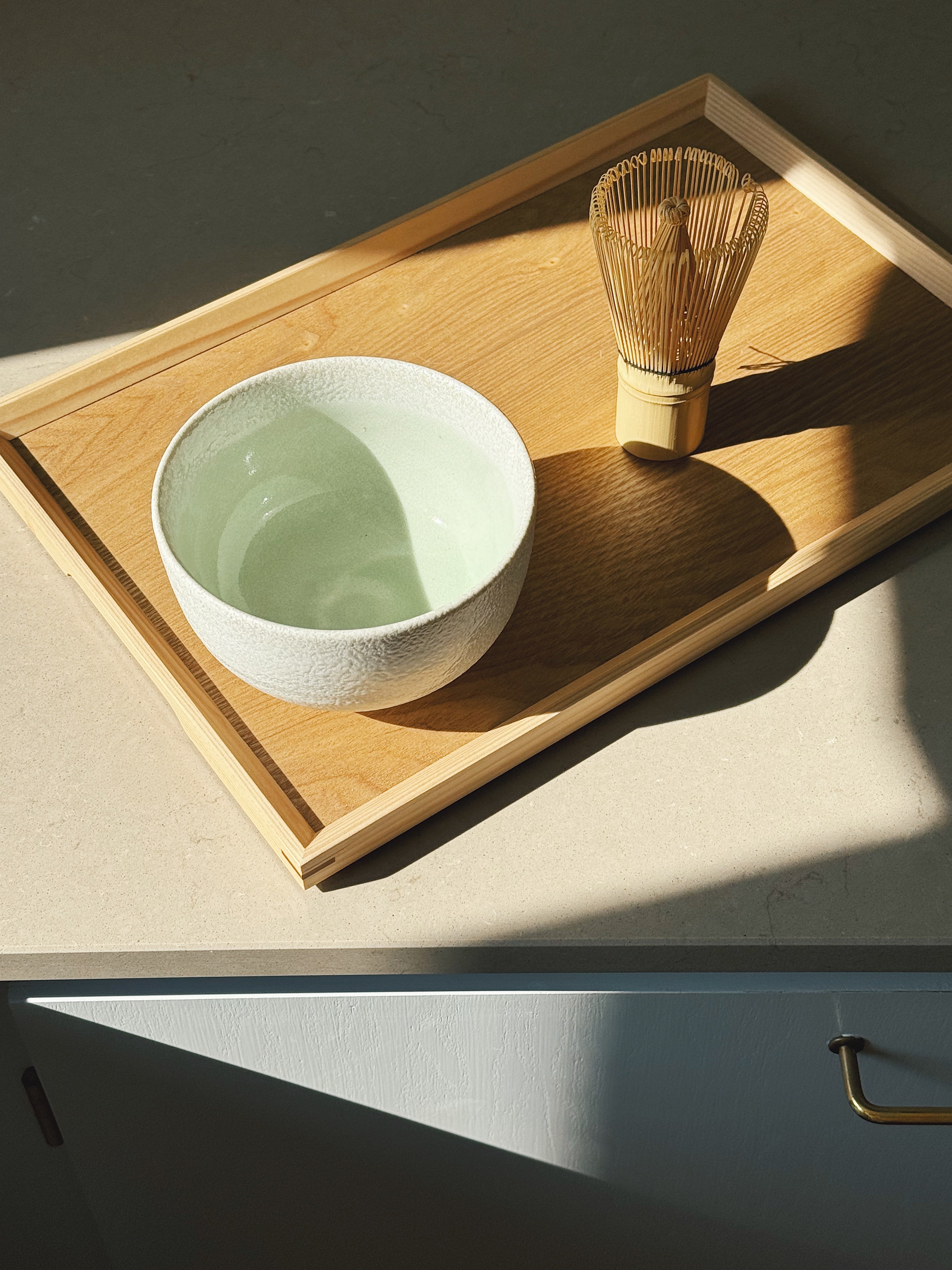 Japansk matchaskål i hvid og pastelgrøn glasur | 505 ml Studio Hafnia