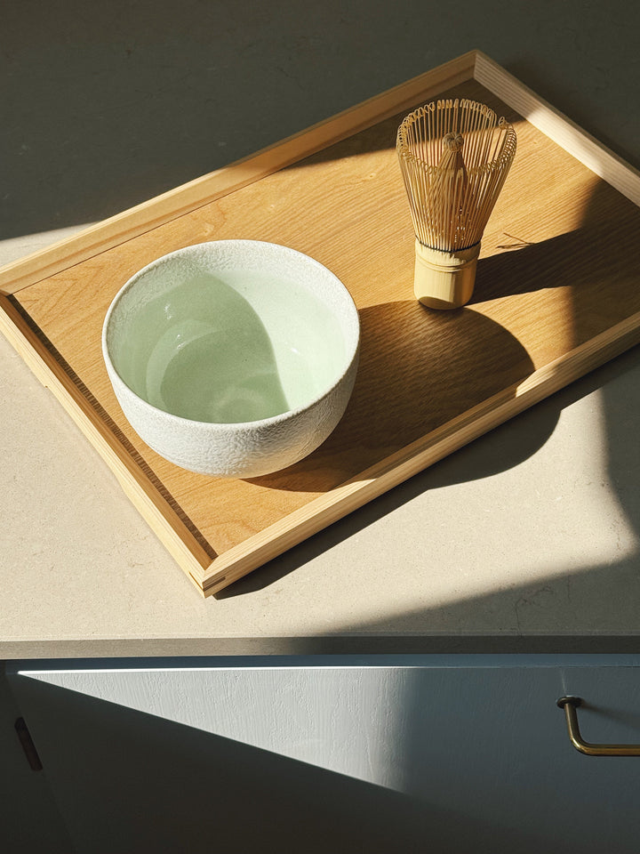 Japansk matchaskål i hvid og pastelgrøn glasur | 505 ml Studio Hafnia