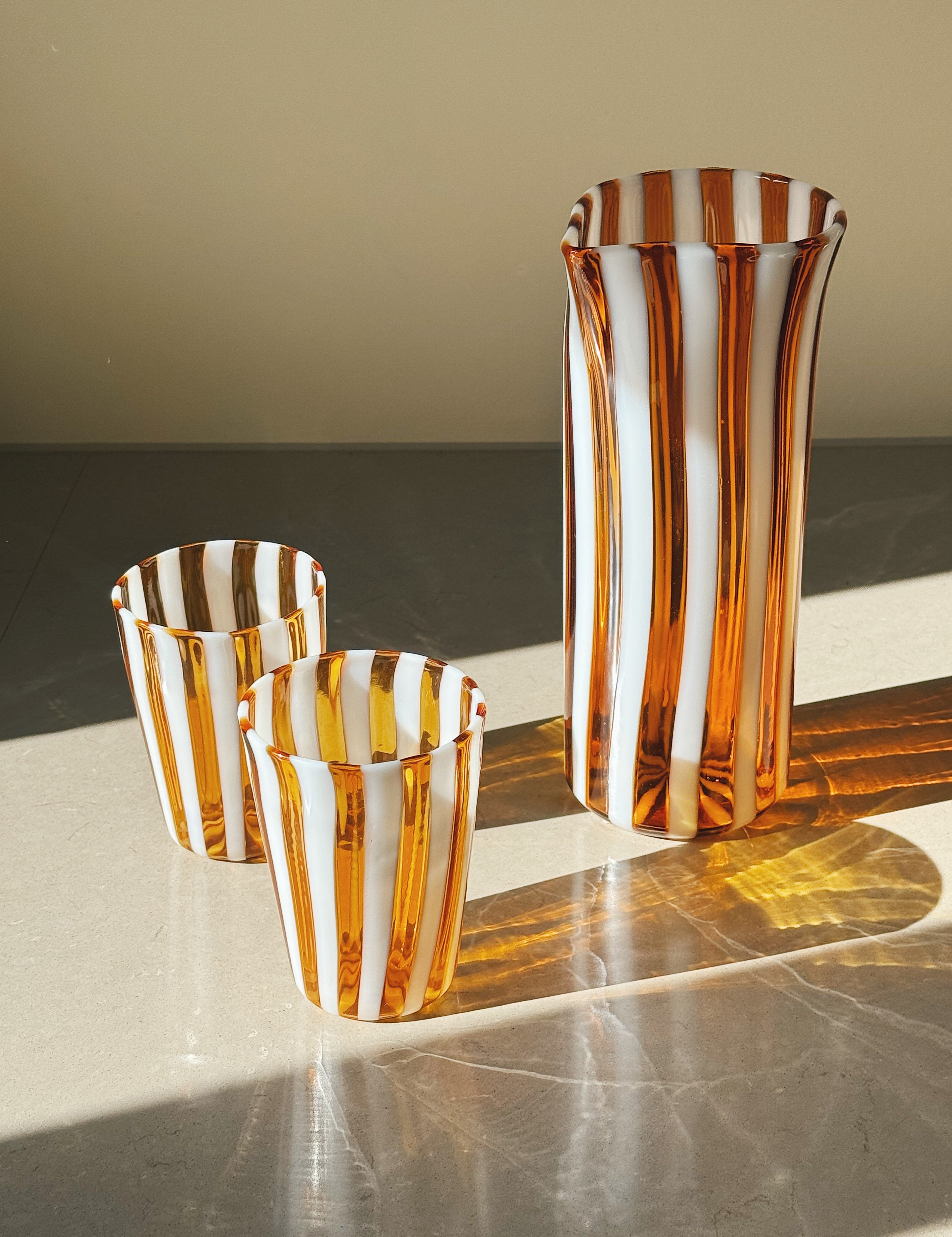 Håndblæst Murano Karaffel i Gio Ponti-stil – Lys Saltkaramel m. Hvide Striber Studio Hafnia