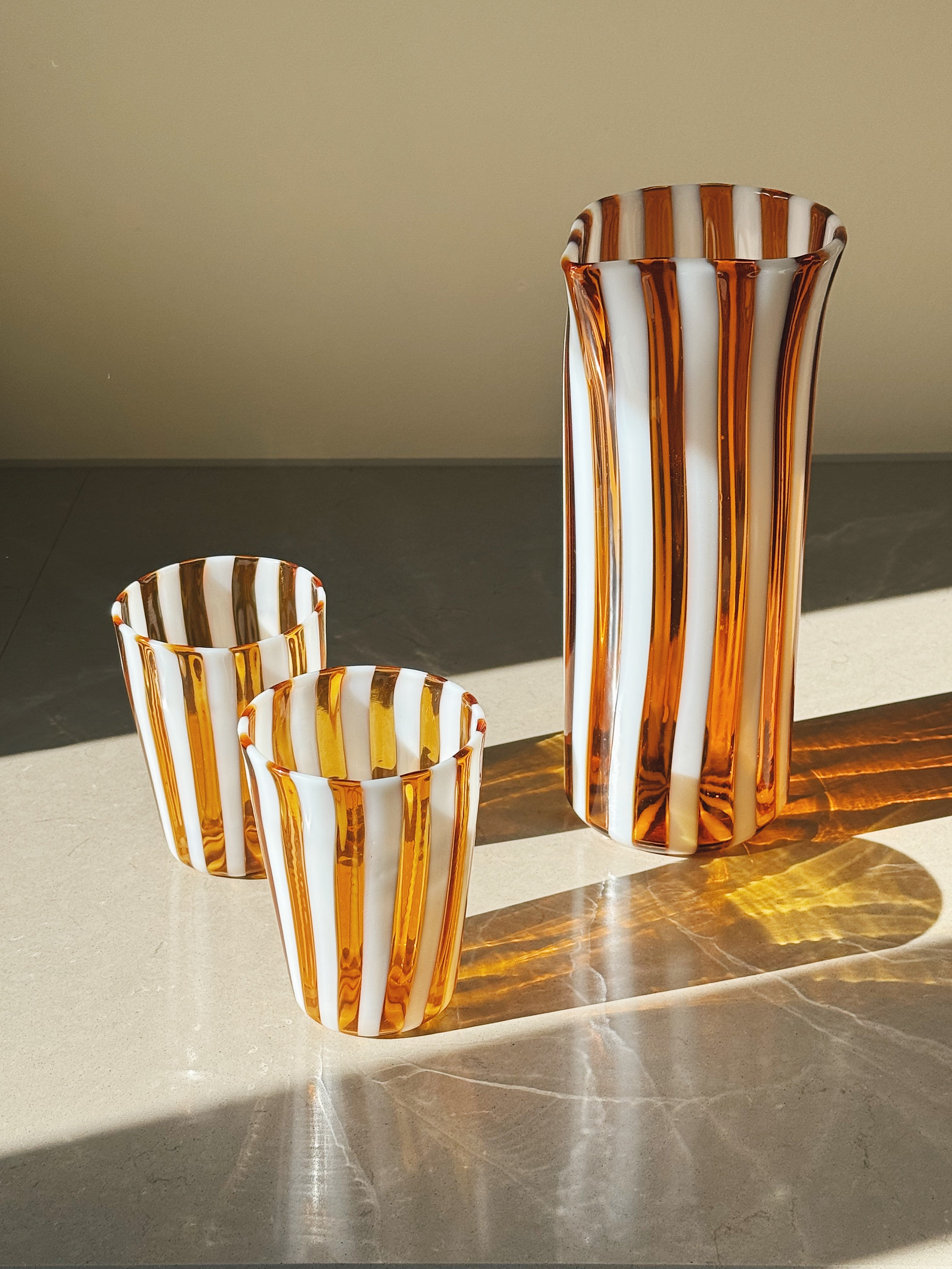 Håndblæst Murano Karaffel i Gio Ponti-stil – Lys Saltkaramel m. Hvide Striber Studio Hafnia