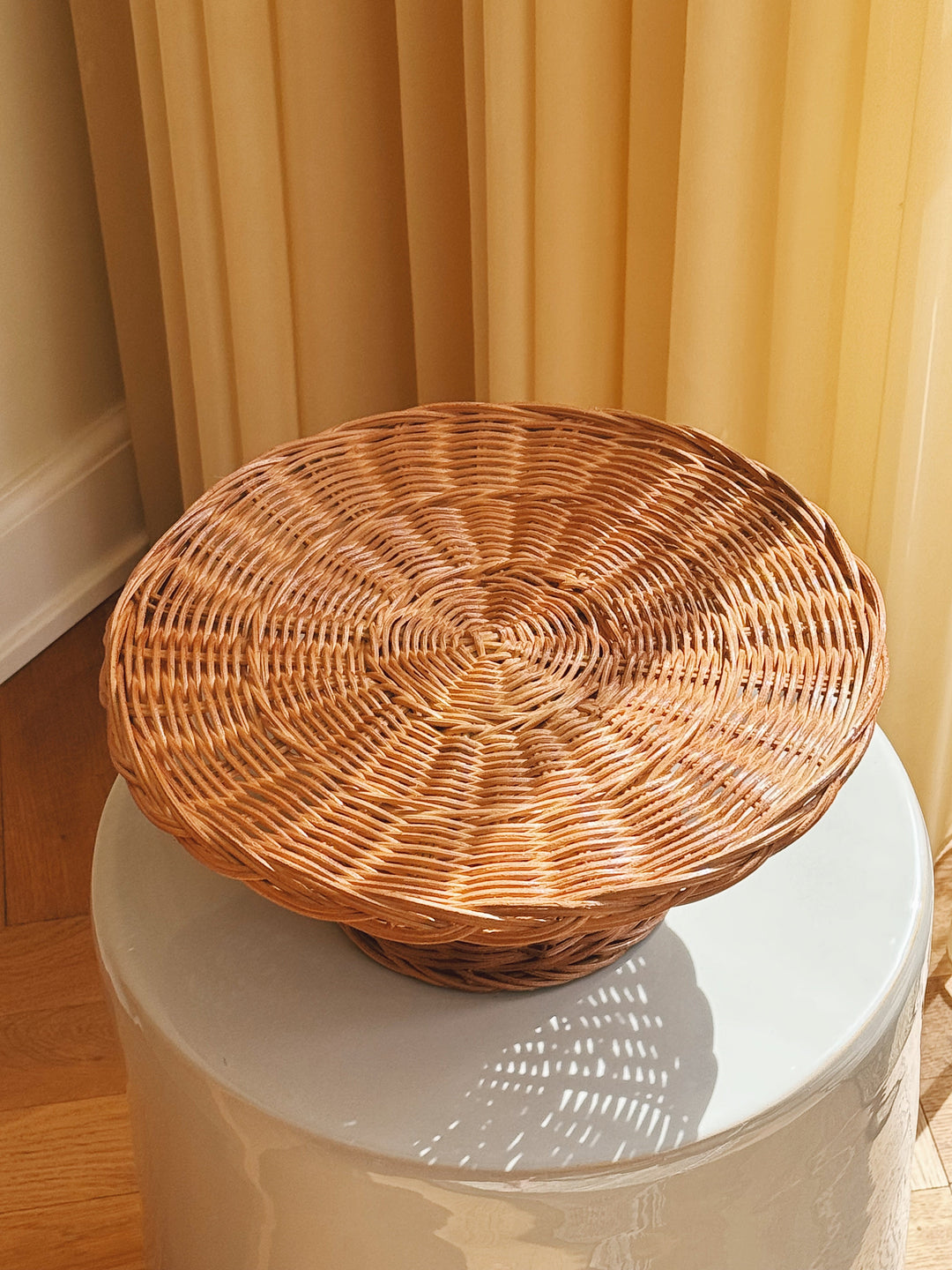 Kagefad i Rattan – Håndflettet Fad med Fod | Ø30 x H12 cm  STUDIO HAFNIA