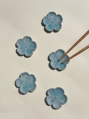 Spisepindholder i keramik | Lyseblå blomsterform | Japan STUDIO HAFNIA