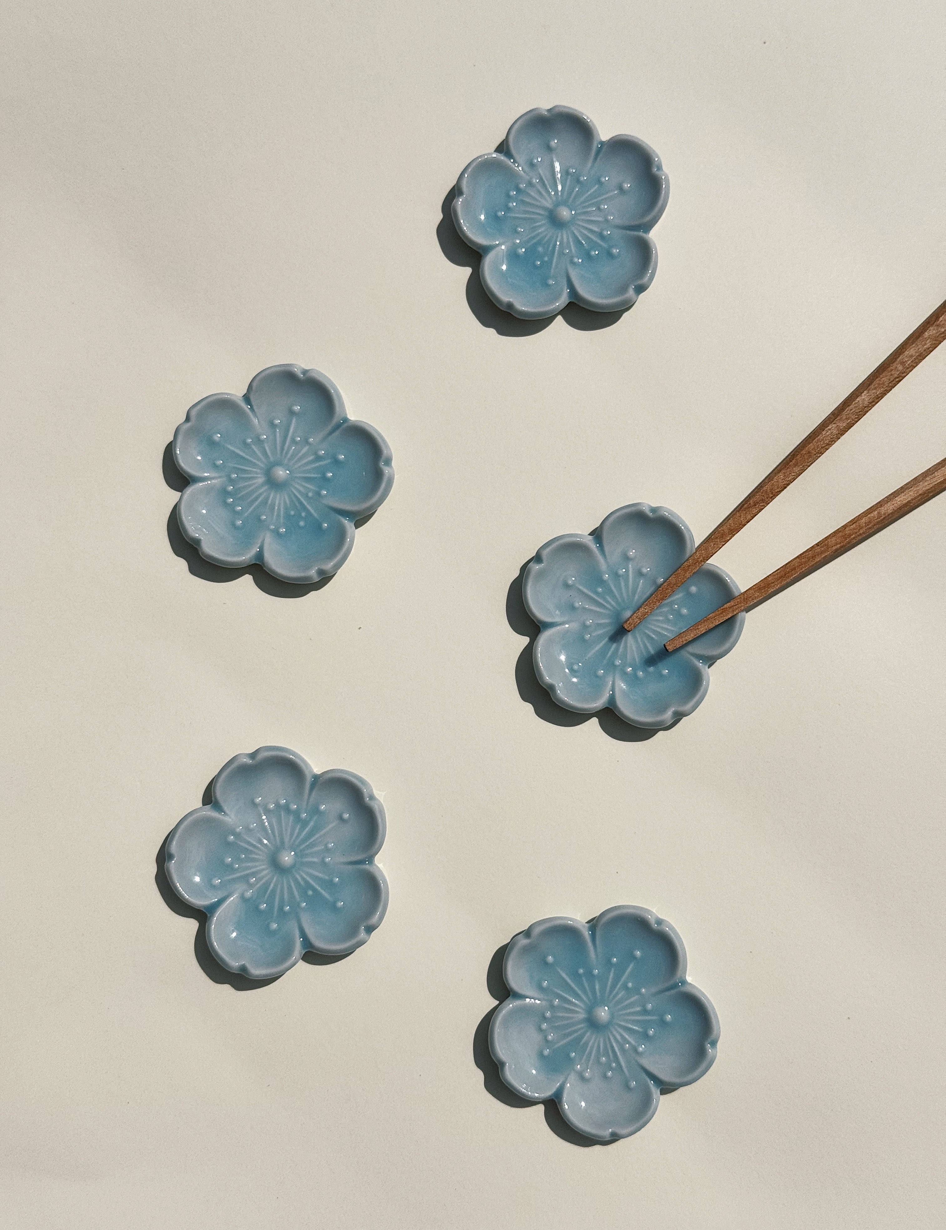 Spisepindholder i keramik | Lyseblå blomsterform | Japan STUDIO HAFNIA