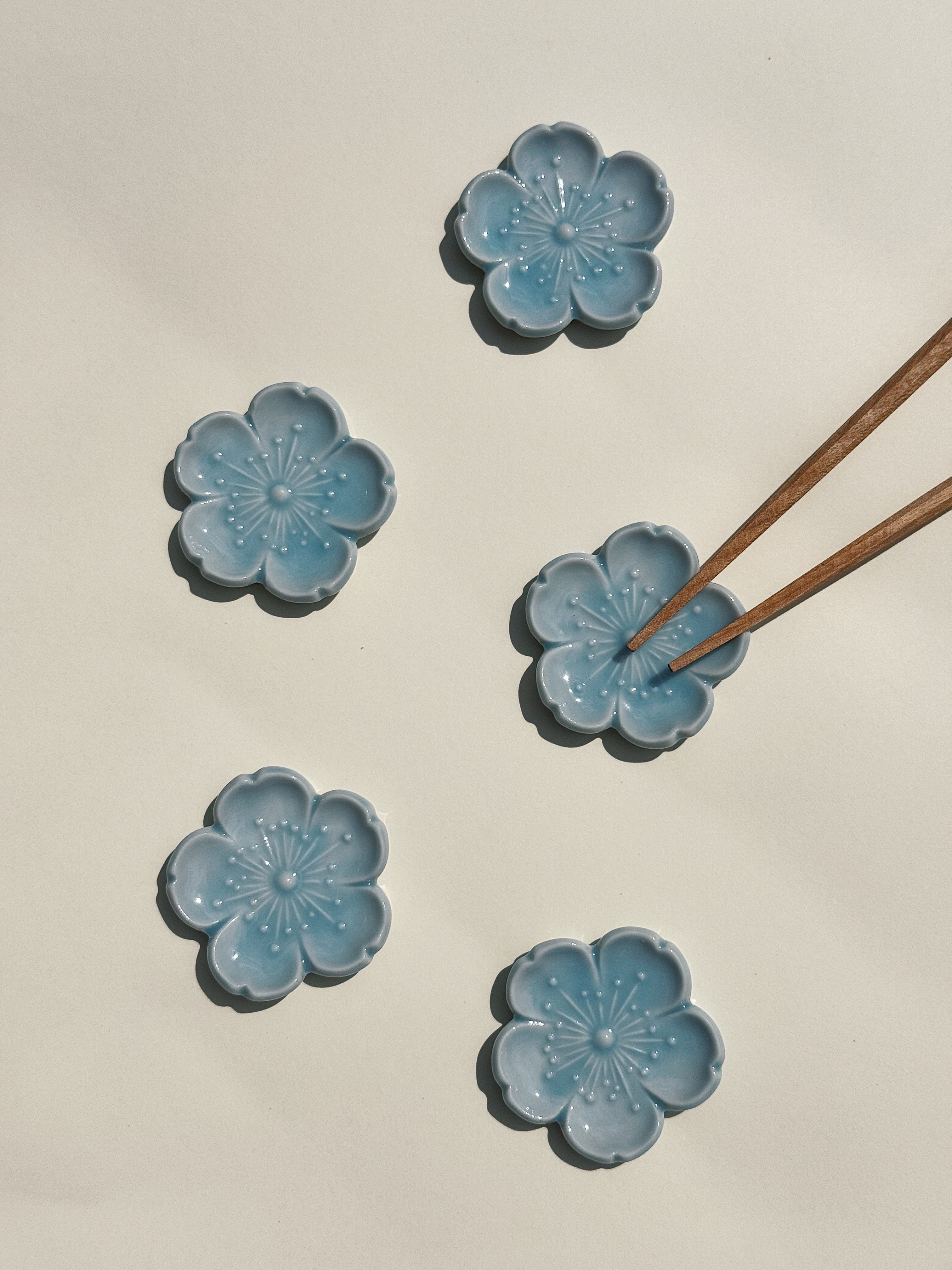 Spisepindholder i keramik | Lyseblå blomsterform | Japan STUDIO HAFNIA