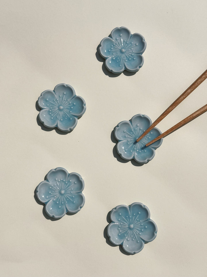 Spisepindholder i keramik | Lyseblå blomsterform | Japan STUDIO HAFNIA
