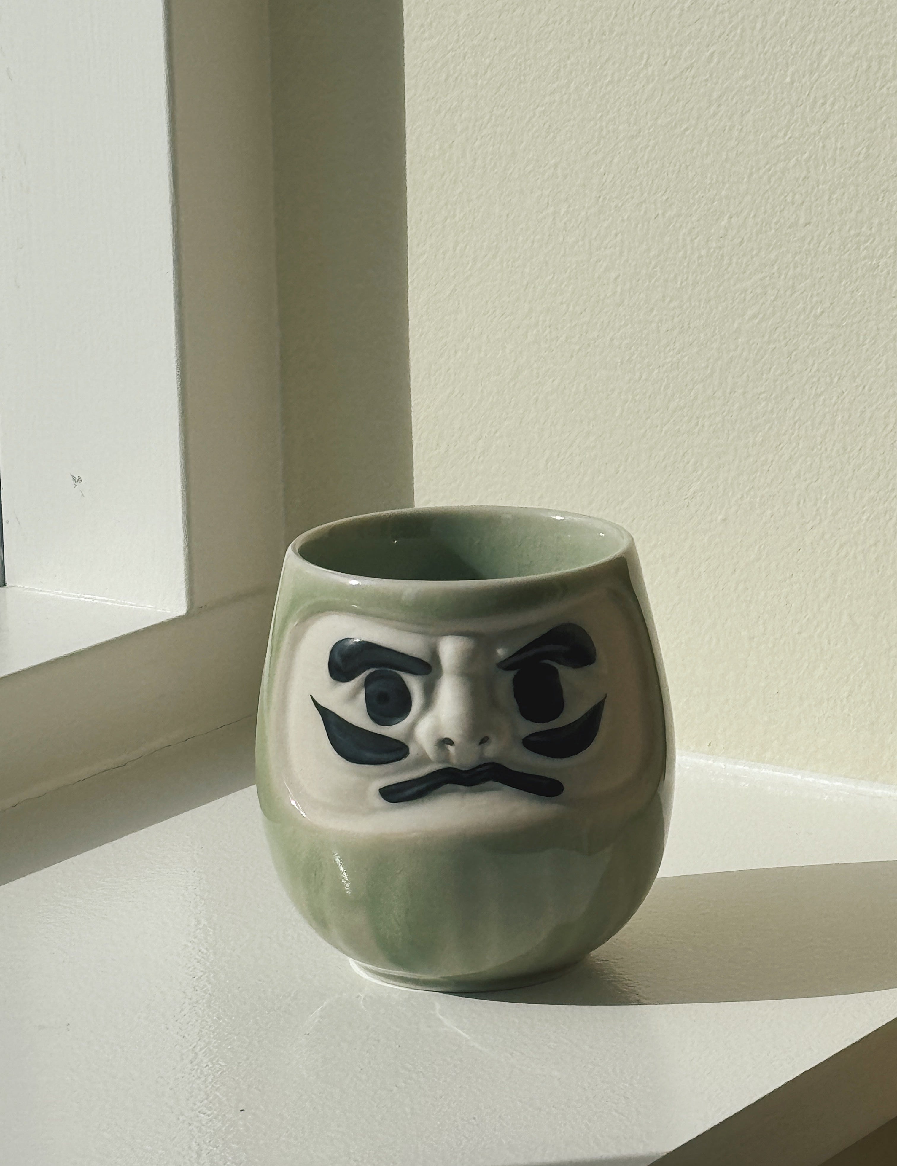 Japansk Daruma krus – lysegrøn porcelæn (350 ml) Studio Hafnia