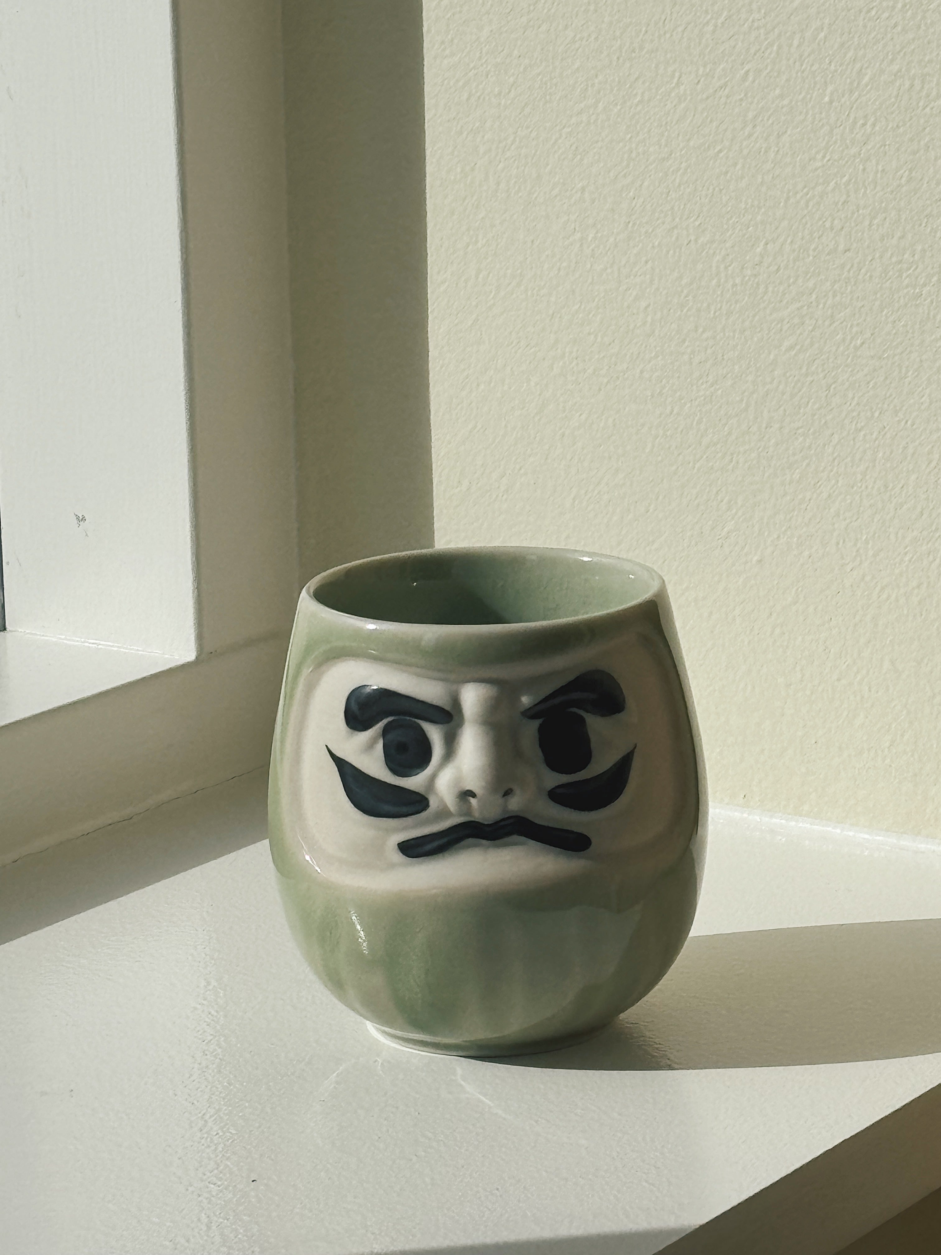 Japansk Daruma krus – lysegrøn porcelæn (350 ml) Studio Hafnia