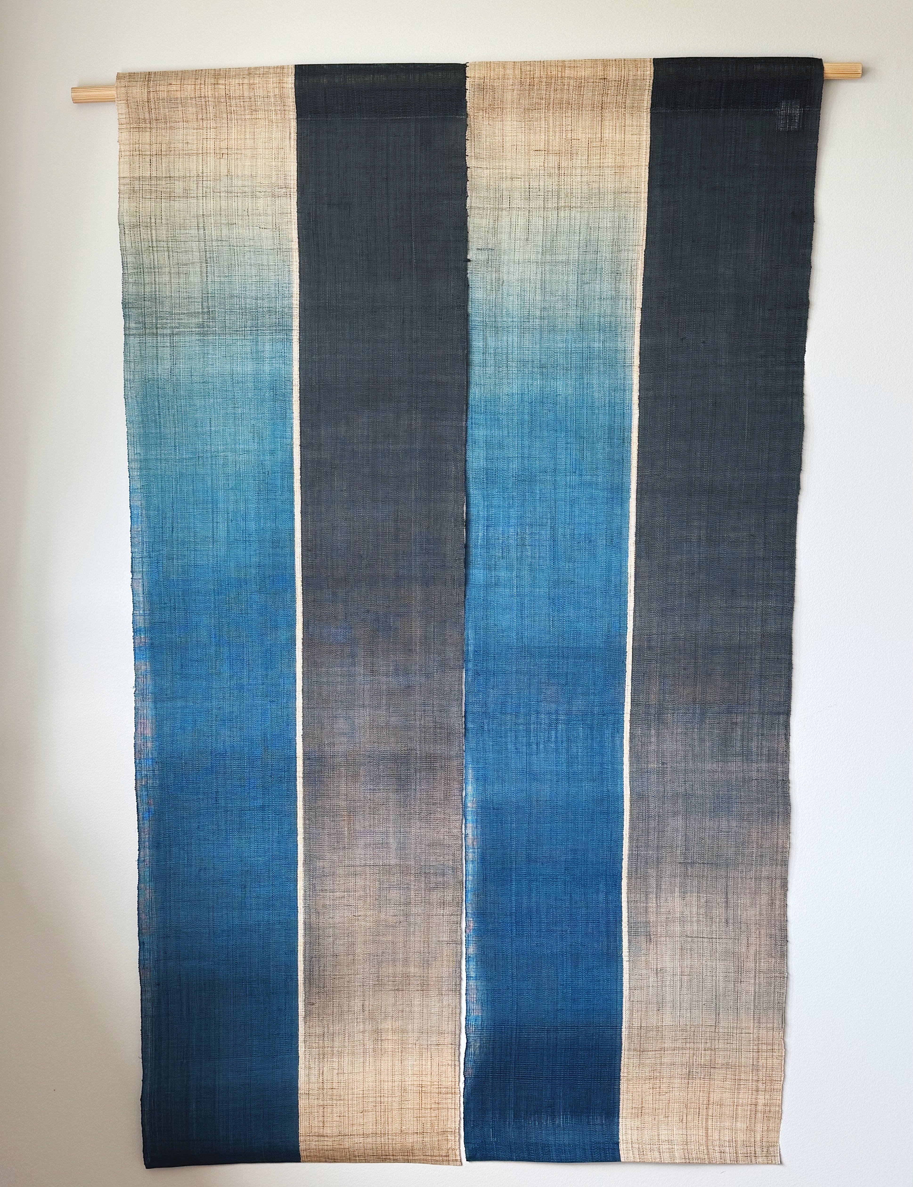 Japansk Vægtæppe i Hamp med Ophæng | Stribet i Blå & Natur | 150 × 88 cm  STUDIO HAFNIA