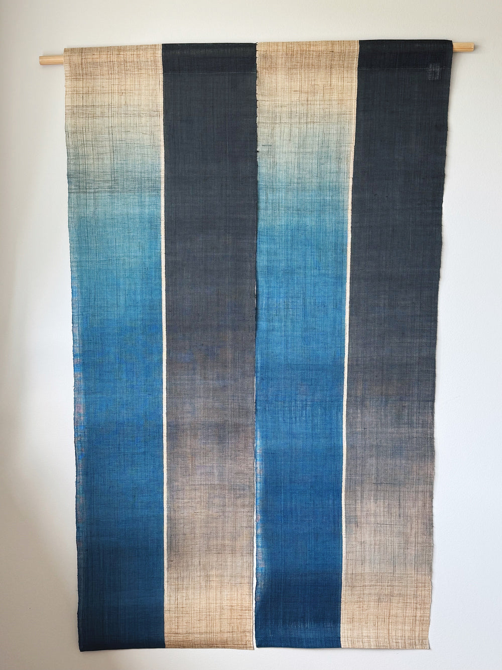 Japansk Vægtæppe i Hamp med Ophæng | Stribet i Blå & Natur | 150 × 88 cm  STUDIO HAFNIA