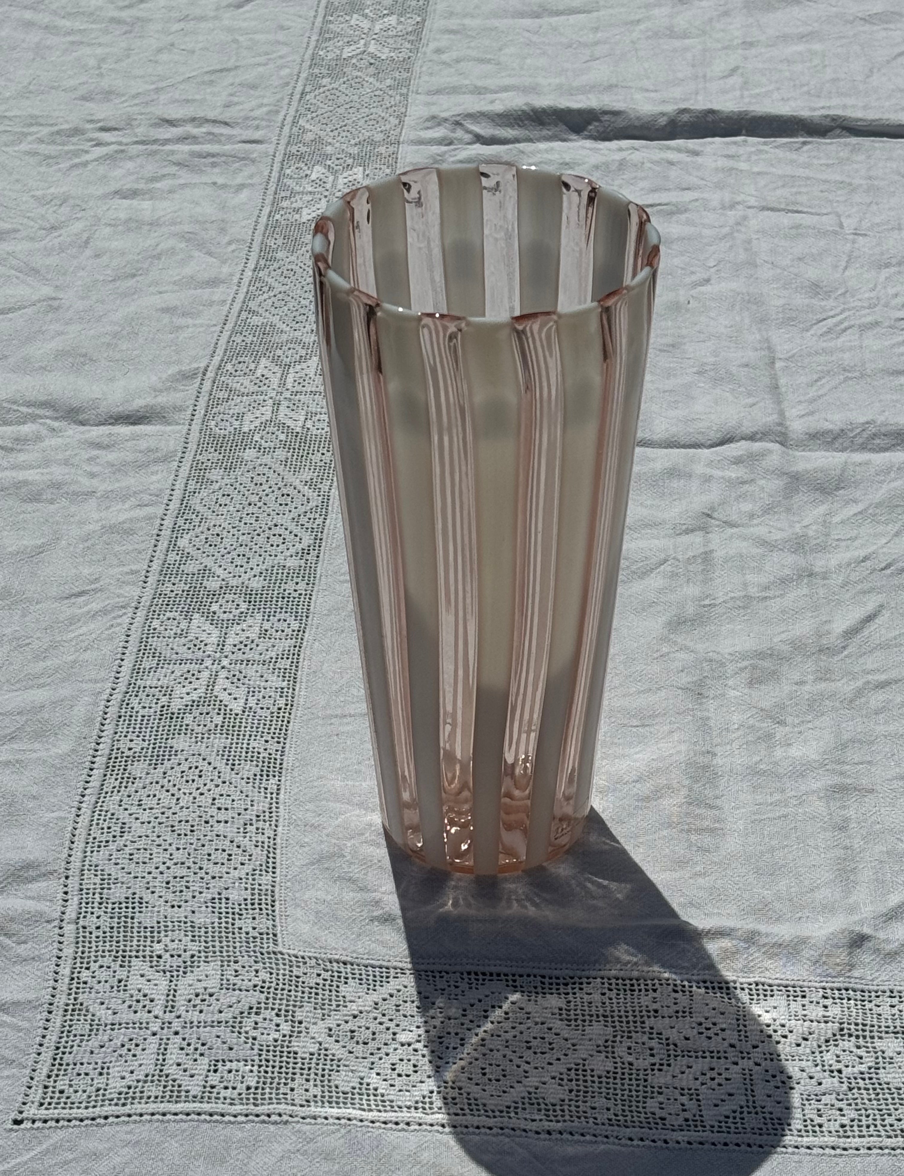 Mundblæst Murano Vase i Glas | Opal Hvid og Lys Pink Striber Murano