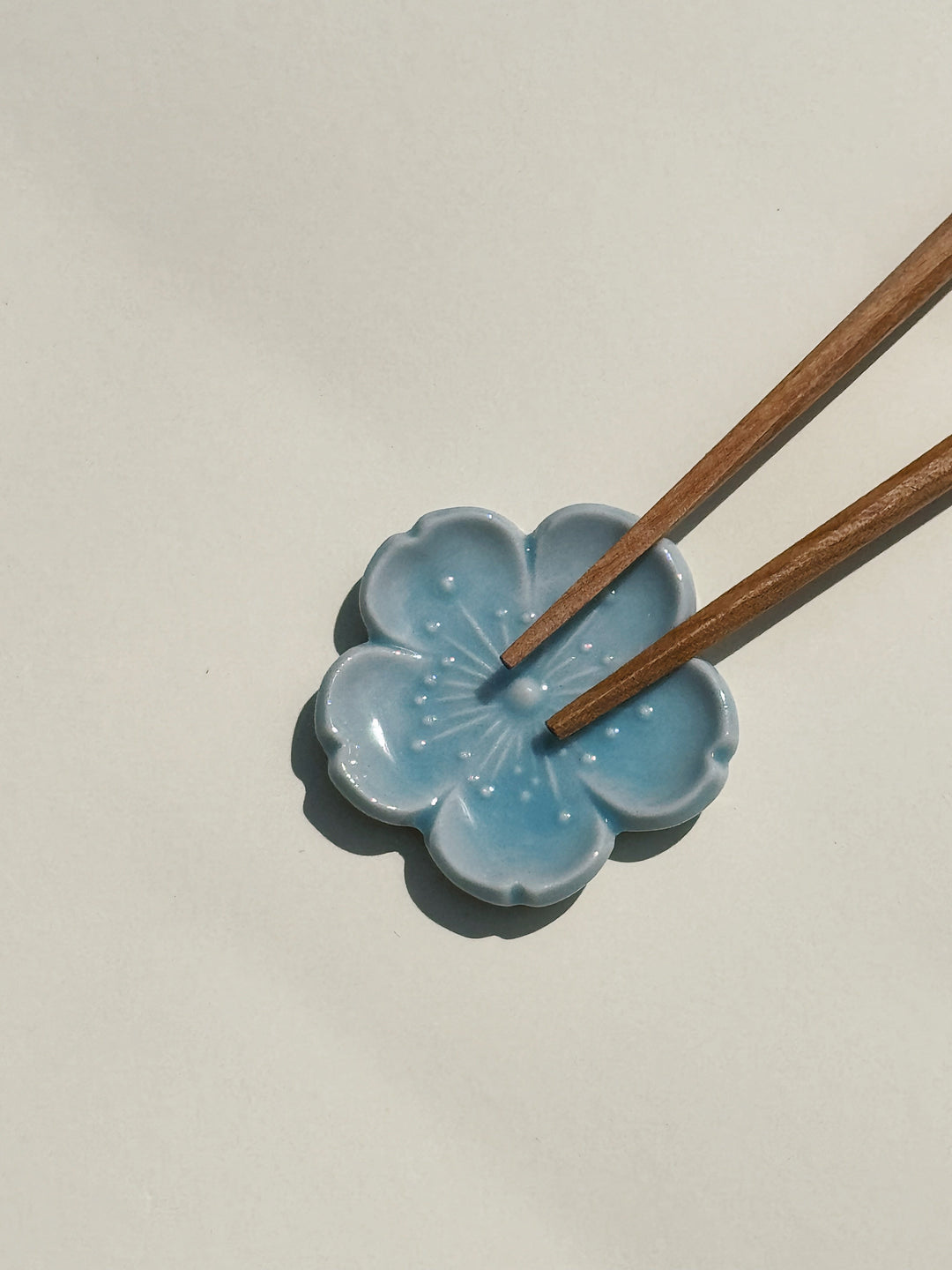 Spisepindholder i keramik | Lyseblå blomsterform | Japan STUDIO HAFNIA