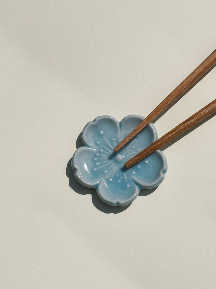 Spisepindholder i keramik | Lyseblå blomsterform | Japan STUDIO HAFNIA