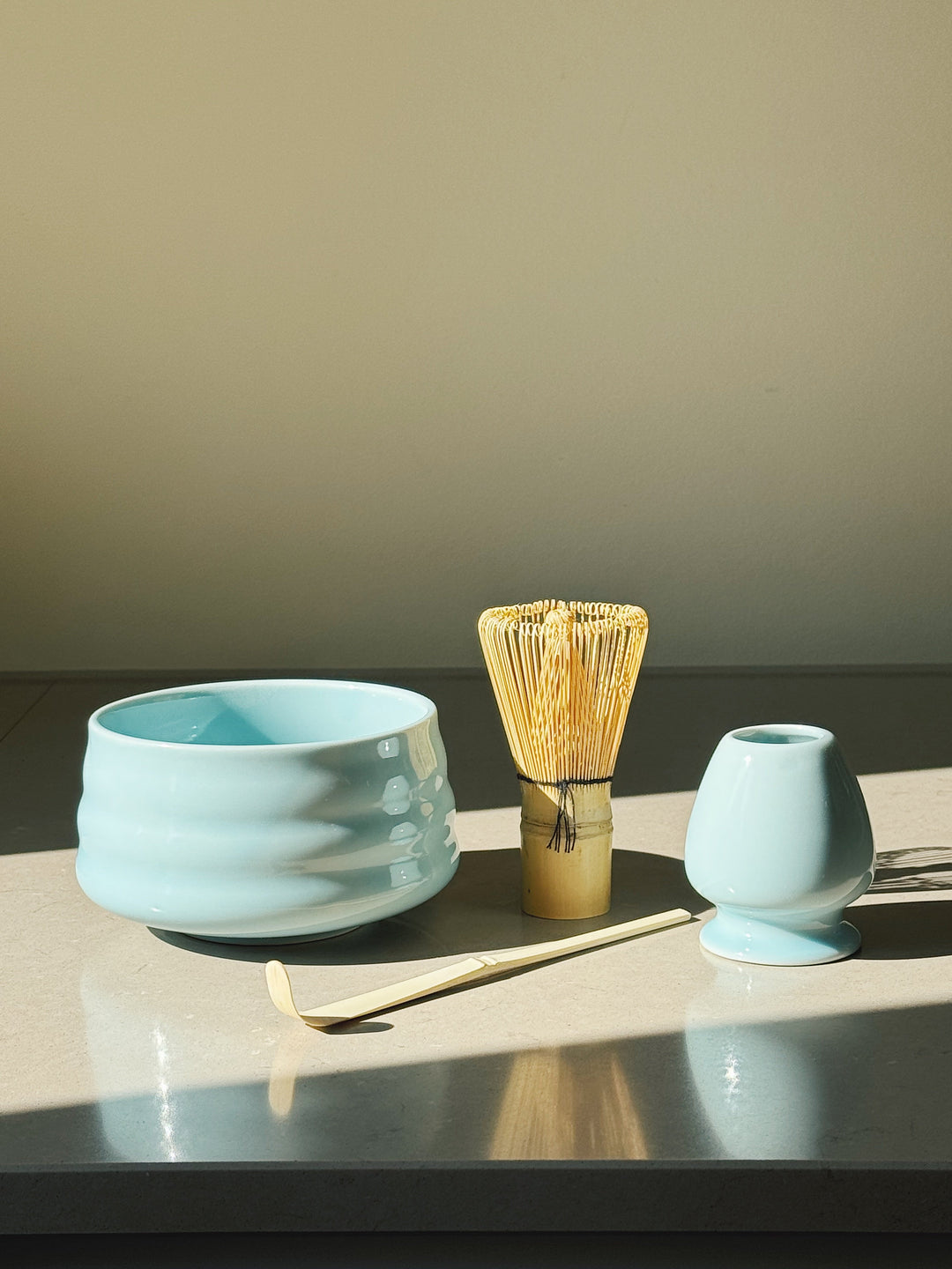 Matcha-sæt med skål, ske, piskeris og holder – lyseblå glaseret keramik Studio Hafnia