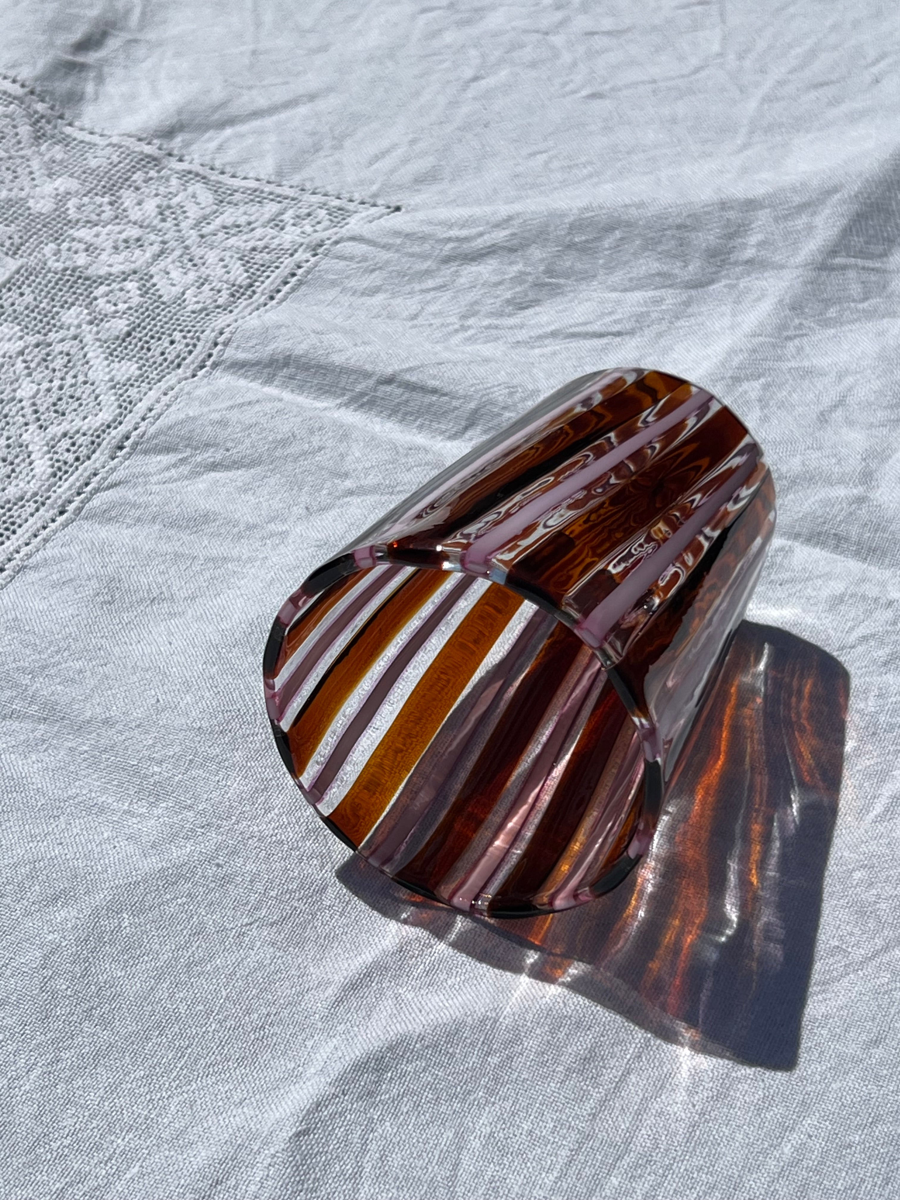 Håndblæst Murano Glas i Pio Ponti Stil med blå, hvide og ametyst stribermed Karamelfarvet/Brune og Opal Pink Striber (kopi) Murano