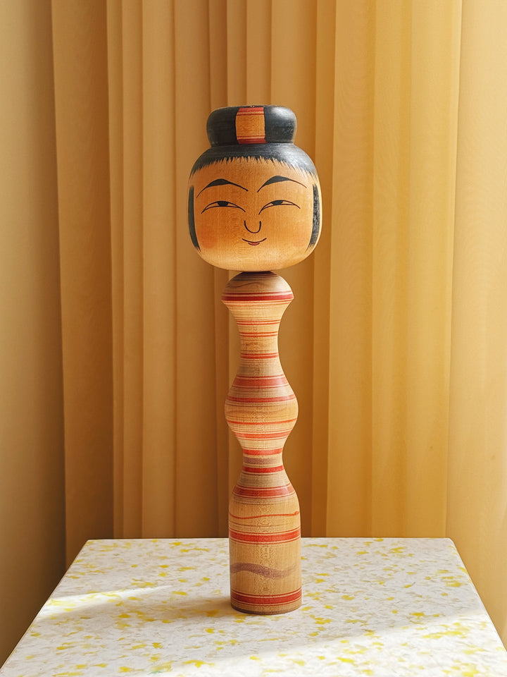 Vintage Kokeshi Dukke Nr. 210 fra Japan – Håndlavet | H33 cm Studio Hafnia