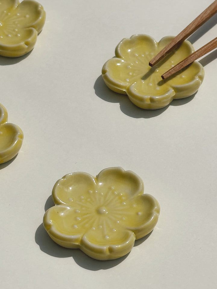 Spisepindholder i keramik | Gul blomsterform | Japan STUDIO HAFNIA