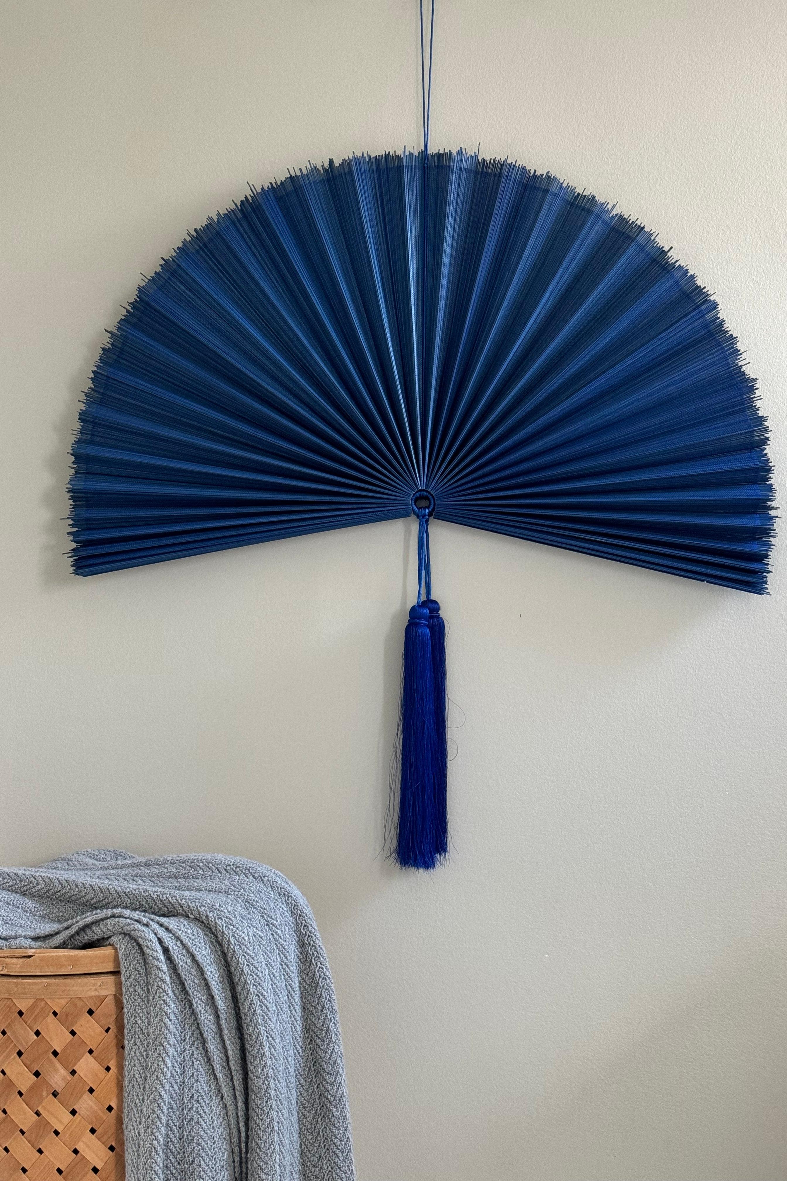 Håndlavet bambusvifte fra Vietnam | Mørkeblå - 2 størrelser Studio Hafnia