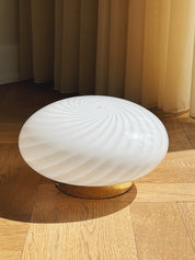 Vintage Murano plafondlampe i hvidt swirl-glas med messingbase | Ø24 cm Studio Hafnia