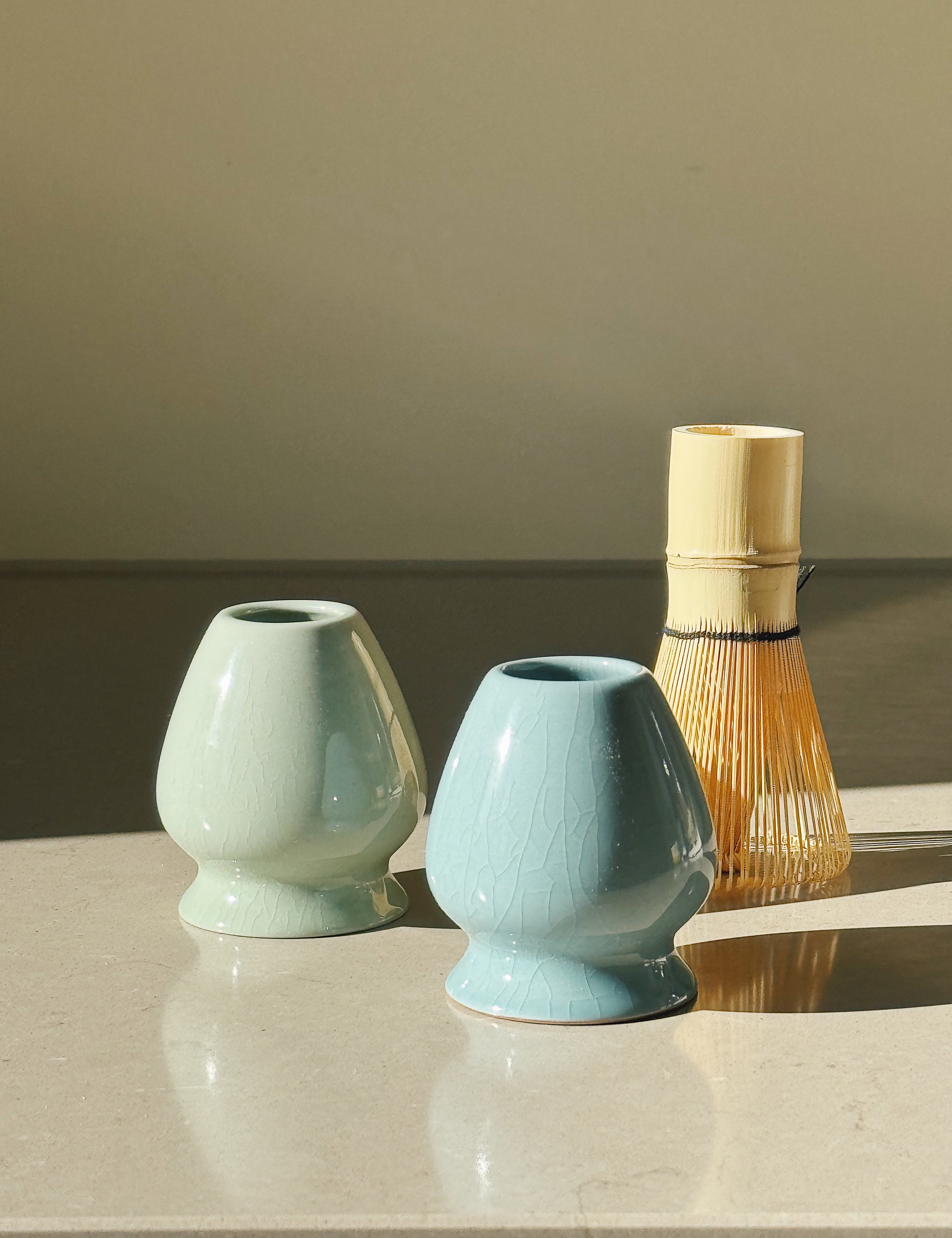 Matcha Holder med lyseblå eller lysegrøn glasur Studio Hafnia