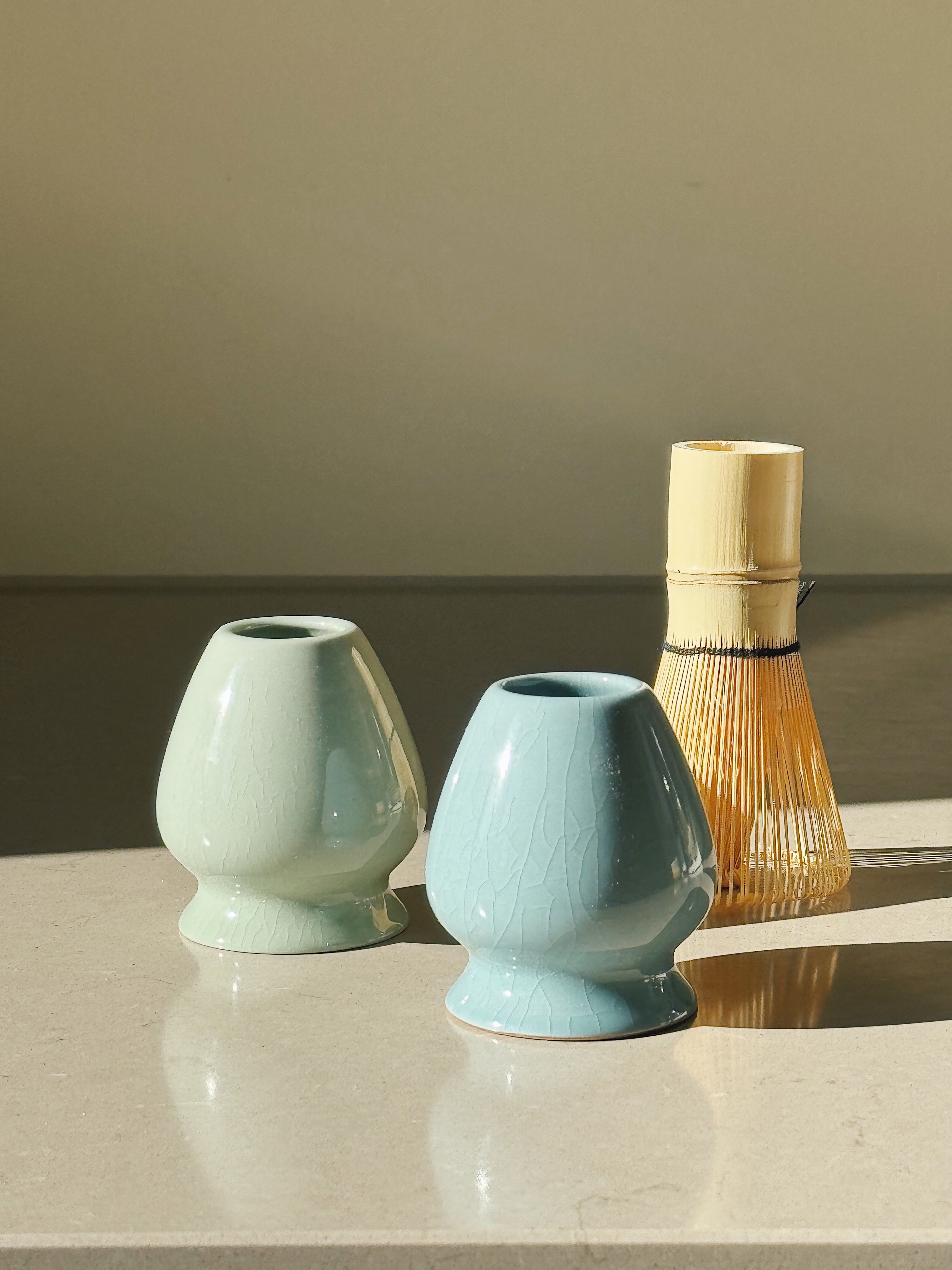 Matcha Holder med lyseblå eller lysegrøn glasur Studio Hafnia