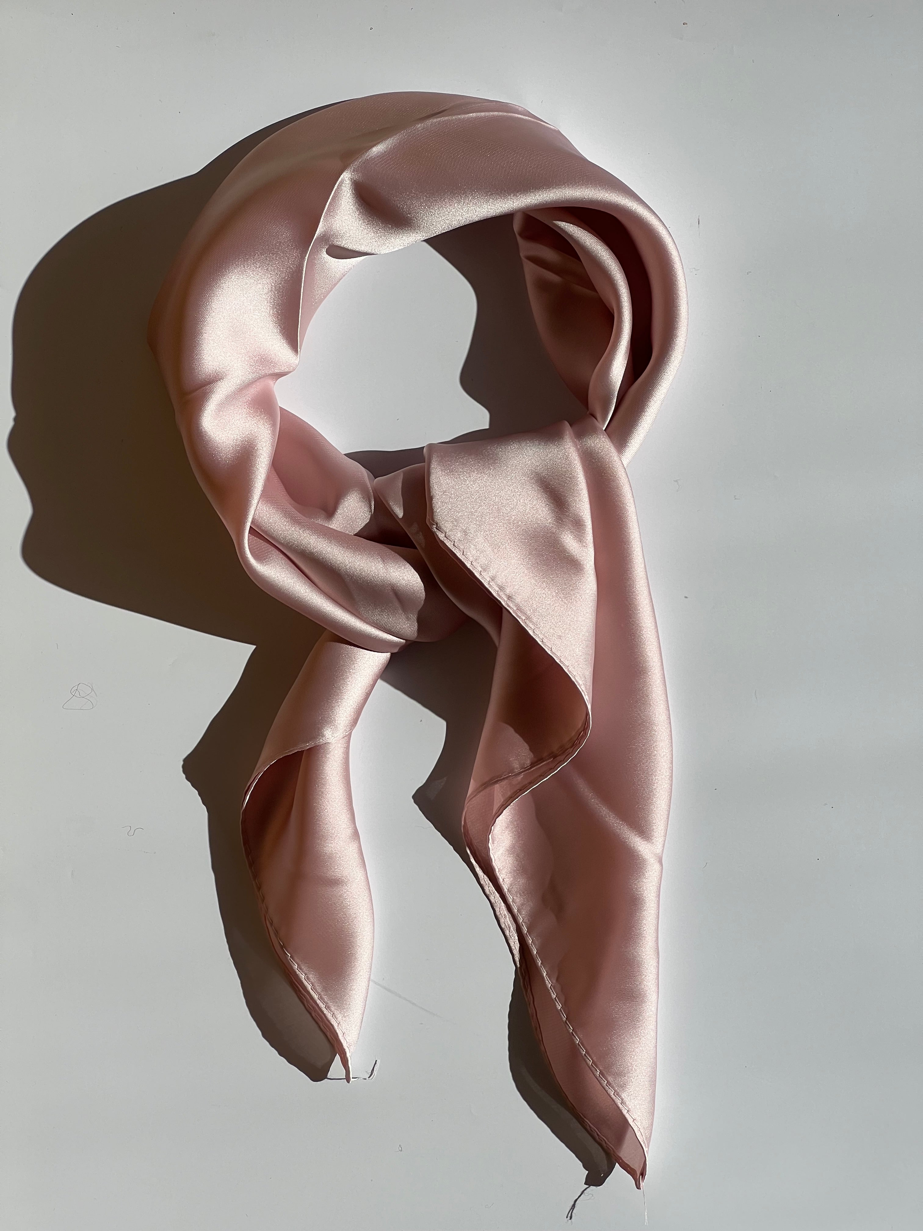 Ensfarvet Tørklæde 70 x 70 cm  | 3 forskellige farver - Beige, Pink eller Blå Studio Hafnia