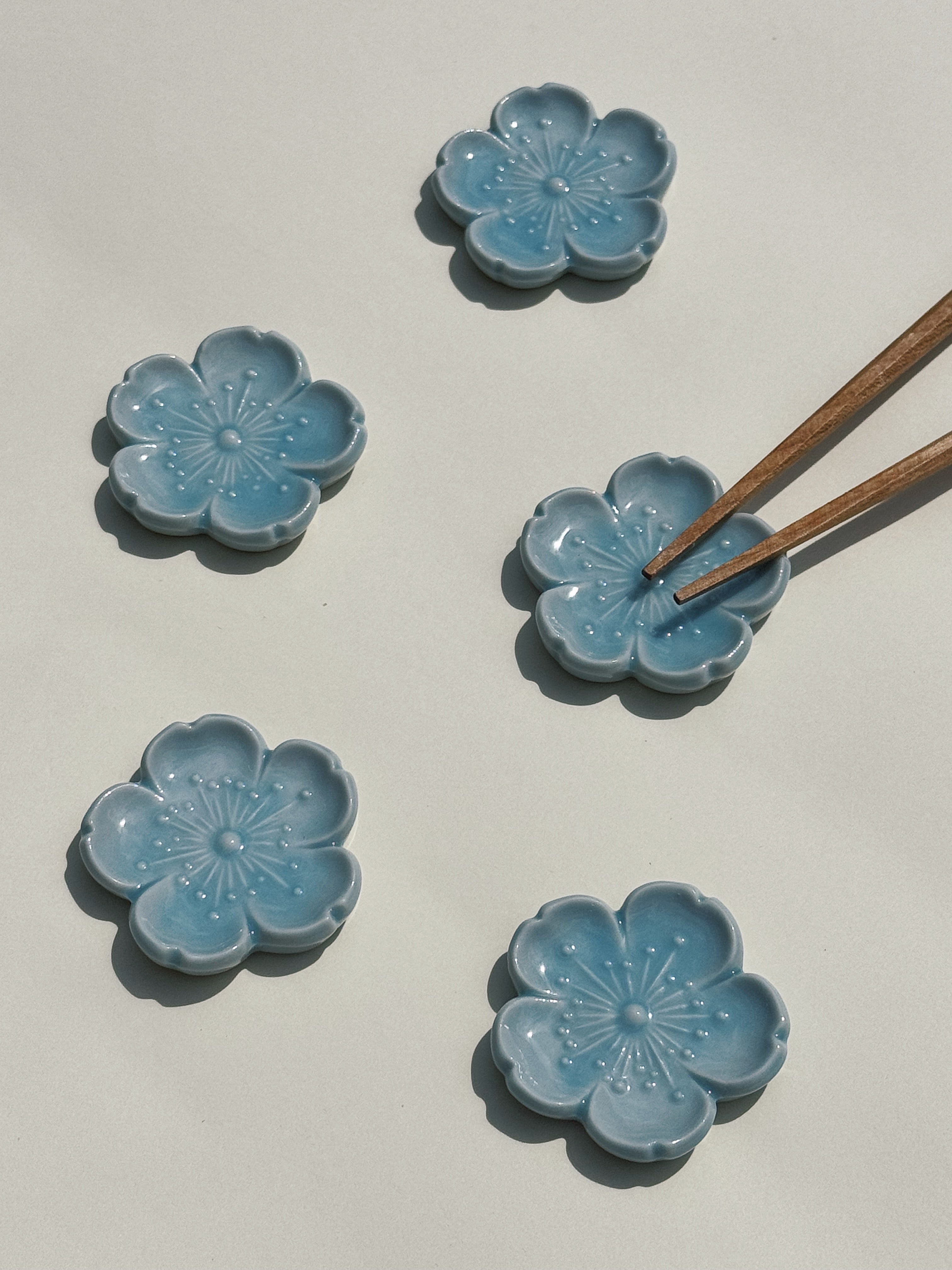 Spisepindholder i keramik | Lyseblå blomsterform | Japan STUDIO HAFNIA