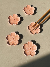 Spisepindholder i keramik | Lyserød blomsterform | Japan STUDIO HAFNIA