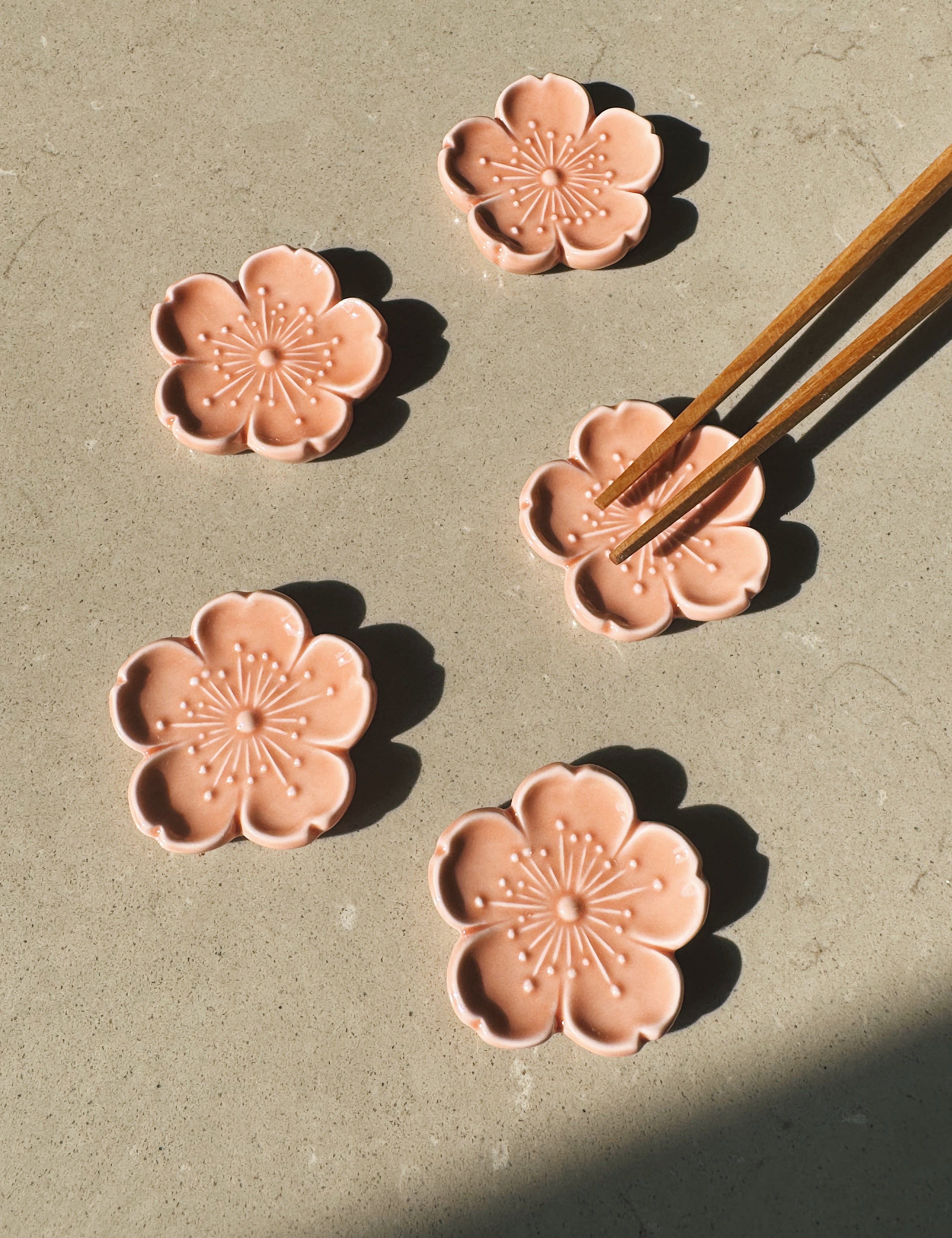 Spisepindholder i keramik | Lyserød blomsterform | Japan STUDIO HAFNIA